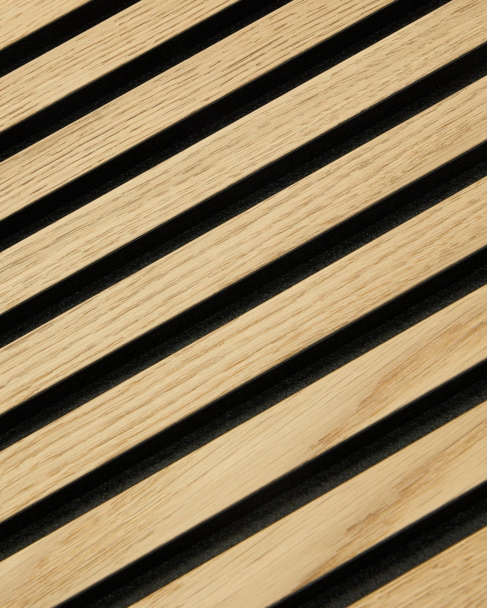 Primer plano de WoodUpp Original Akupanel Panel acústico con lamas Classic Oak, respaldo de fieltro black y MDF, de 300x60 cm, para interiores nórdicos modernos.
