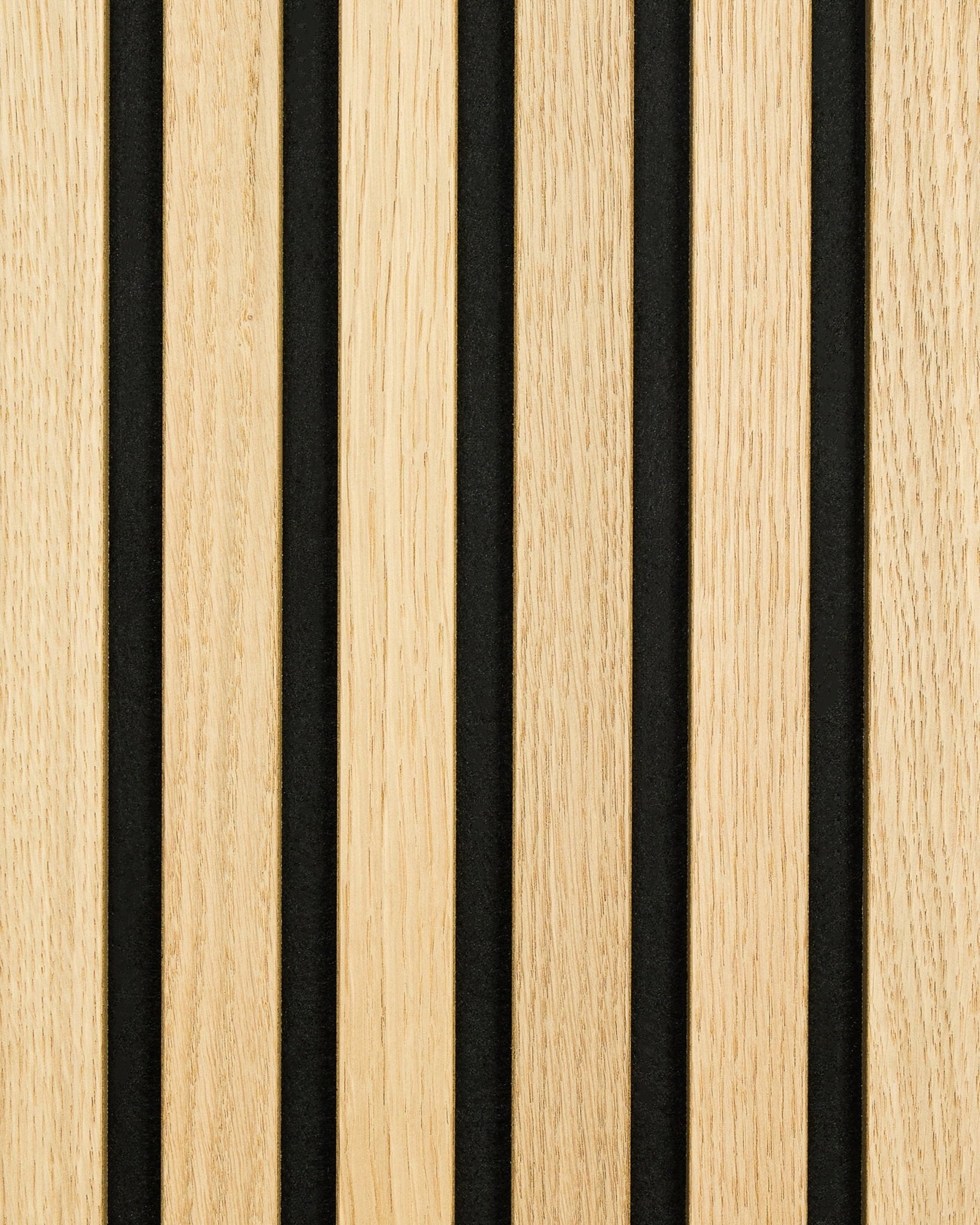 Akupanel Panel acústico en Classic Oak con respaldo de fieltro black, con lamas de madera vertical y separaciones black para un diseño nórdico moderno y lineal.