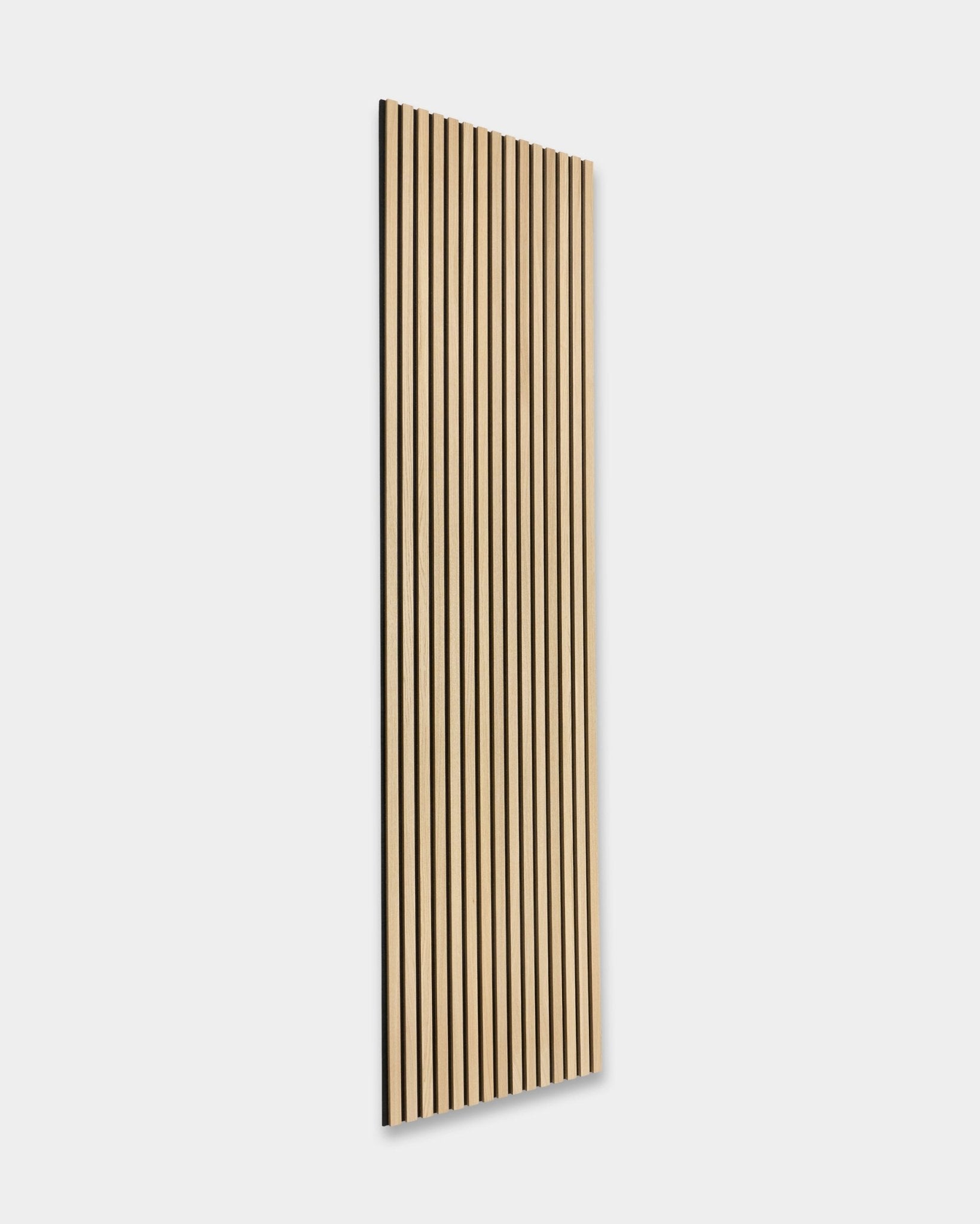 WoodUpp Original Akupanel Panel acústico en Classic Oak con soporte de fieltro black, 300x60 cm, con lamas vertical distribuidas de forma uniforme en un diseño nórdico.