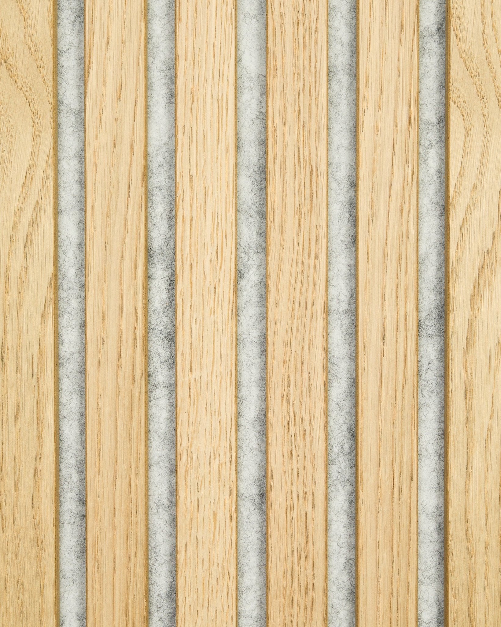 Muestra Akupanel de WoodUpp en Classic Oak, con lamas de madera alternadas y paneles de fieltro grey, que muestran un diseño nórdico moderno y geométrico Panel acústico.