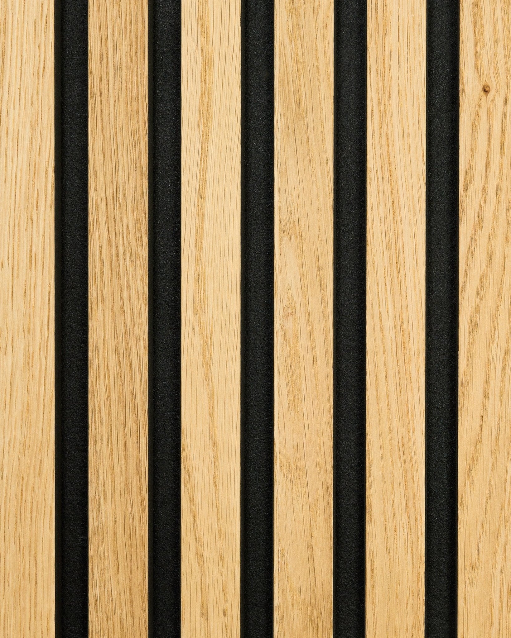 Primer plano de la muestra WoodUpp Akupanel Rustic en Natural Oak, con lamas de madera clara alternadas y ranuras acústicas de black para la absorción del sonido.