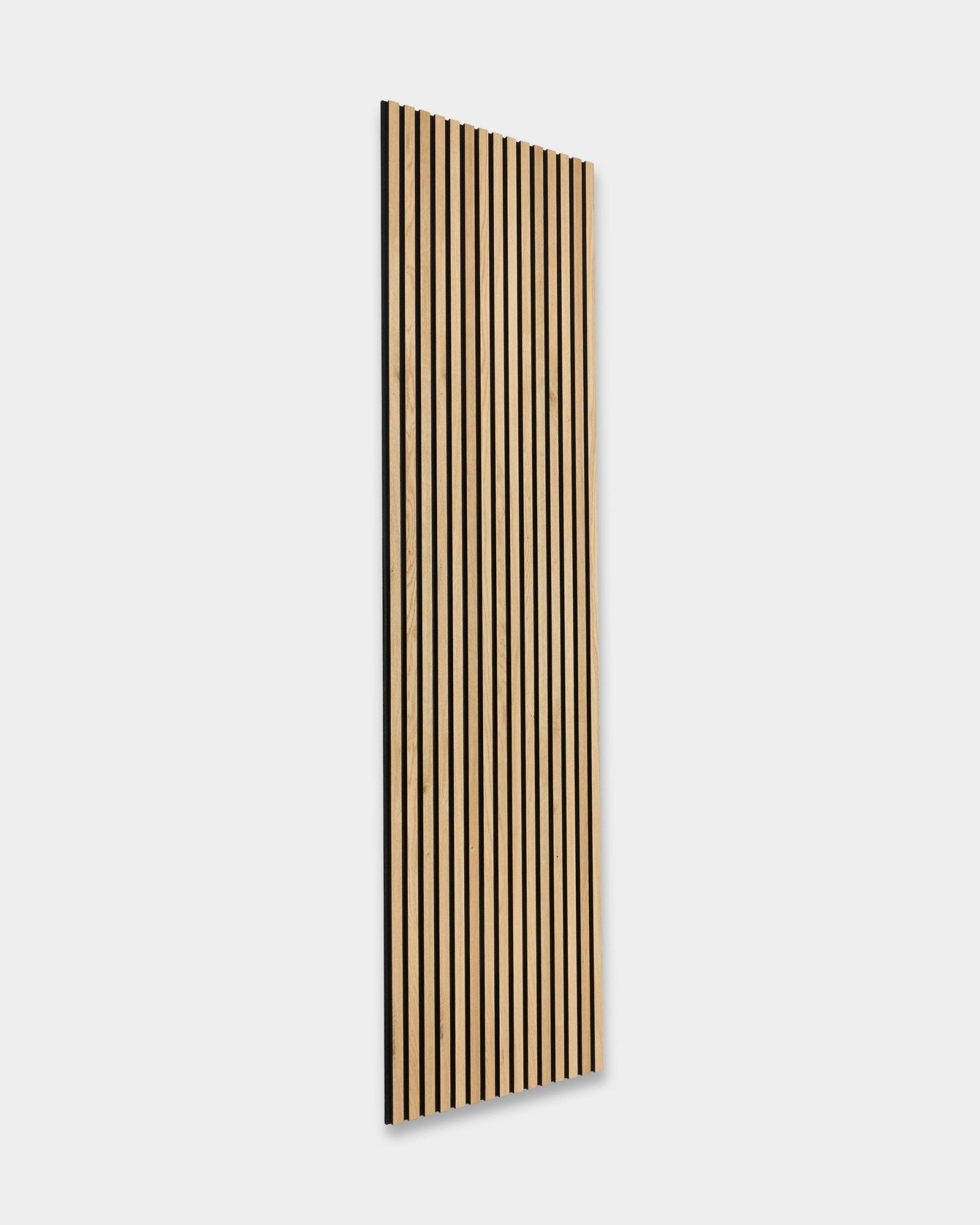 El Rustic Akupanel en Natural Oak (300x60 cm) de WoodUpp se inclina hacia la derecha sobre un fondo gris claro y muestra un diseño nórdico Panel acústico.