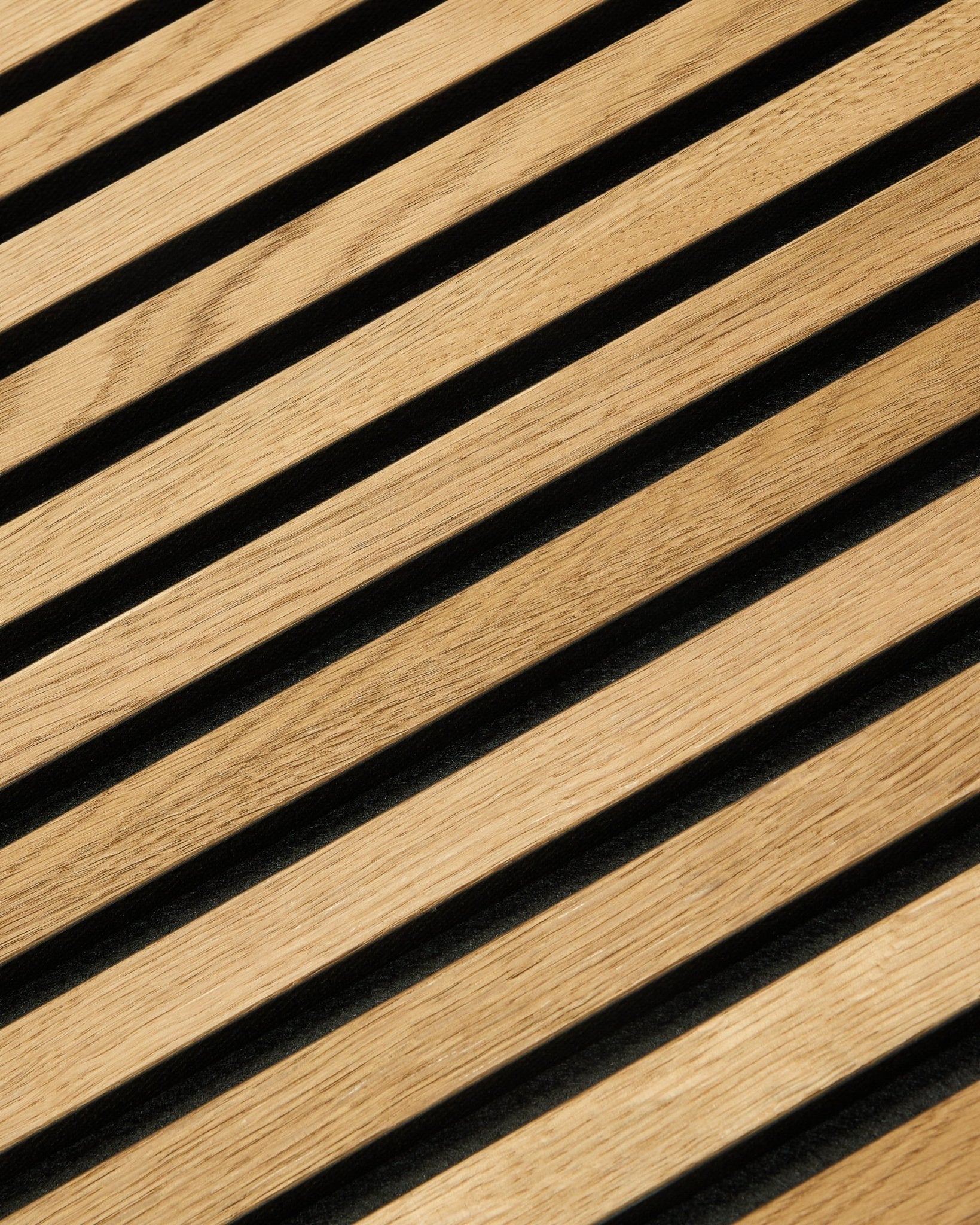 Primer plano del panel acústico de listones Rustic Akupanel en Brown Oak (240 x 60 cm) de WoodUpp, que resalta el diseño escandinavo moderno y la textura de los listones de madera.