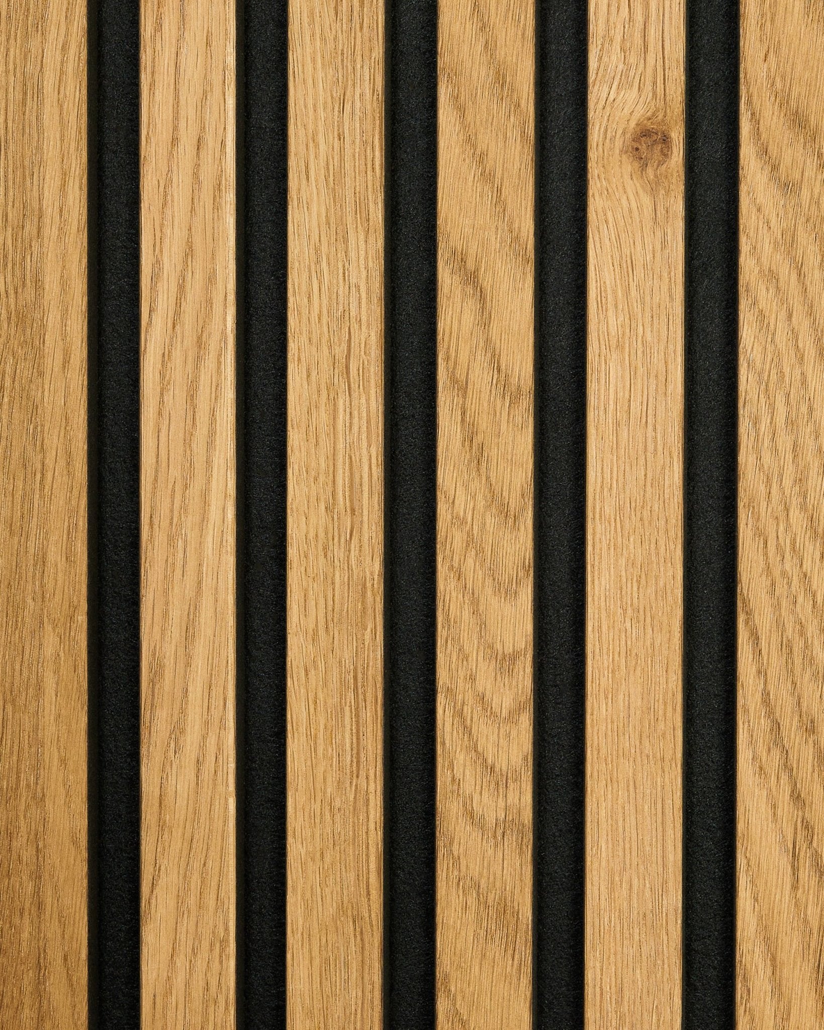 El Akupanel de WoodUpp en roble Rustic Brown presenta lamas de madera vertical alternadas con paneles black, creando un diseño de rayas Panel acústico.