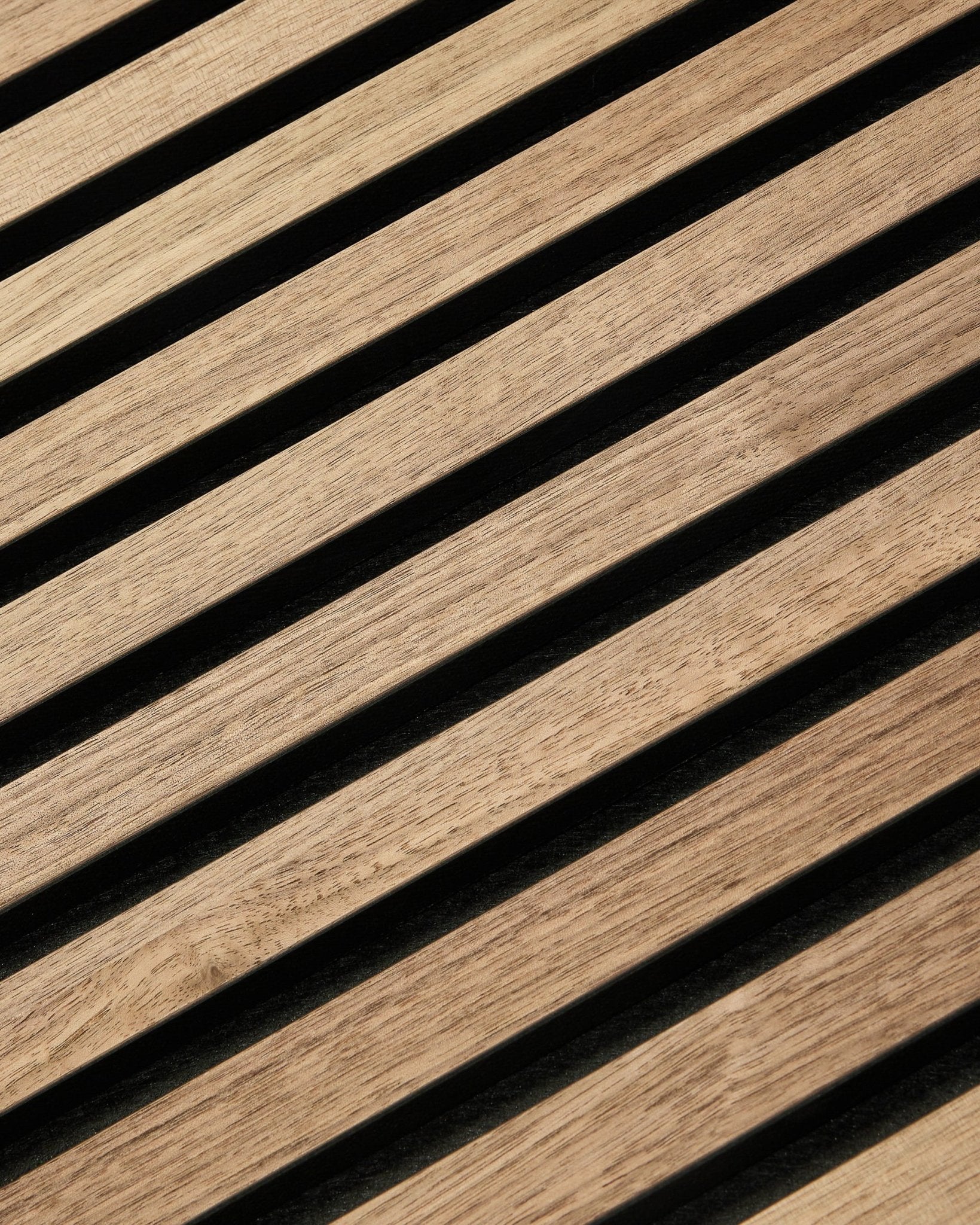 Primer plano de WoodUpp Akupixel Walnut Panel acústico (60x60 cm) con lamas de madera en diagonal, diseño escandinavo minimalista y acabado cálido en nogal.