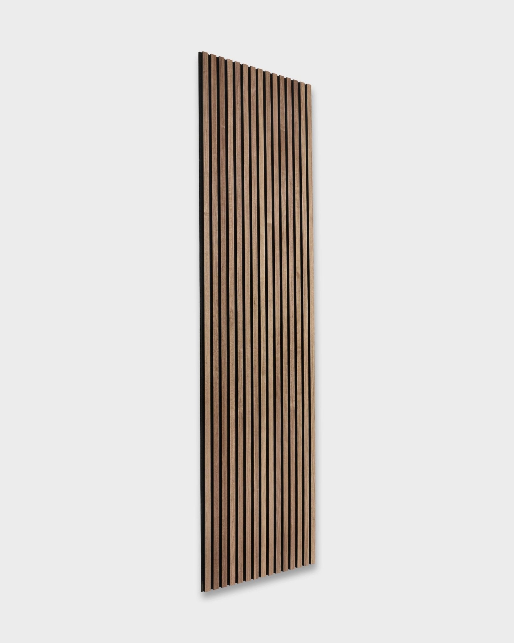 WoodUpp Original Akupanel en nogal (240x60cm) presenta lamas acústicas oscuras brown montadas sobre una pared clara grey, con un diseño nórdico de inspiración escandinava.