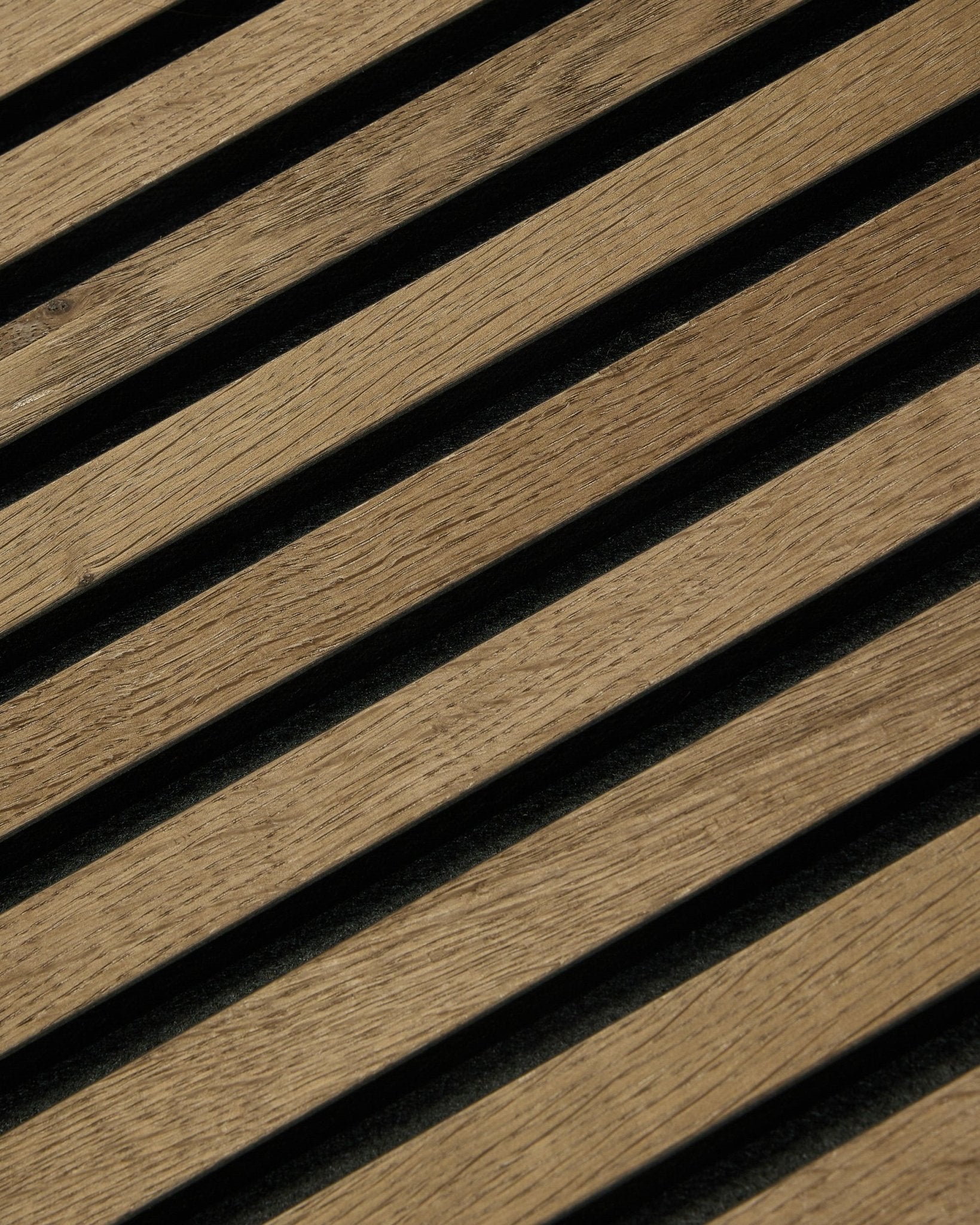 Lamas de madera en diagonal con huecos oscuros forman rayas en un Panel acústico Rustic Akupixel Grey Oak de 60x60 cm de WoodUpp, con un diseño escandinavo moderno.