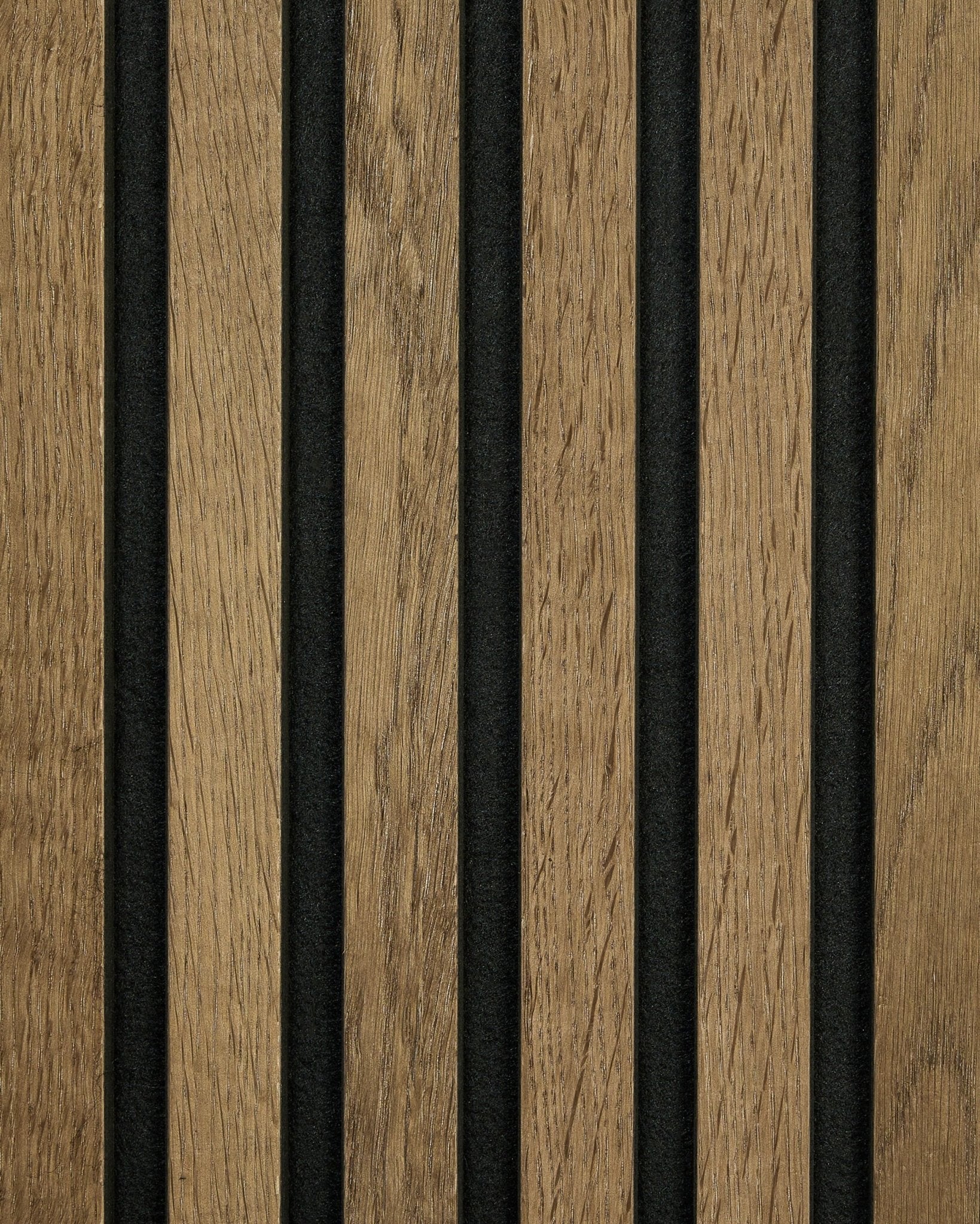 Primer plano de la muestra Rustic de WoodUpp Akupanel en Grey Oak, con lamas acústicas vertical y tiras de fieltro black para crear un acento mural nórdico y moderno.