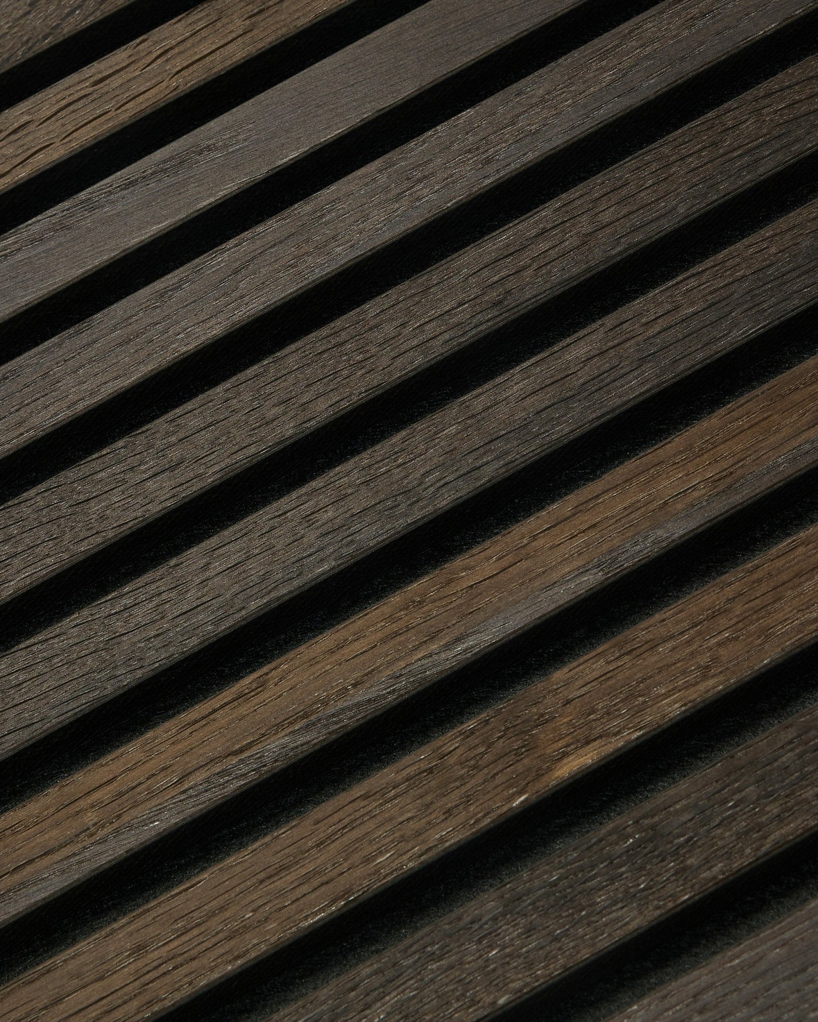 Primer plano del panel WoodUpp Rustic Akupanel Panel acústico en Smoked Oak (300x60 cm), que muestra la veta visible de la madera, un estilo nórdico minimalista y un patrón lineal de sombras.