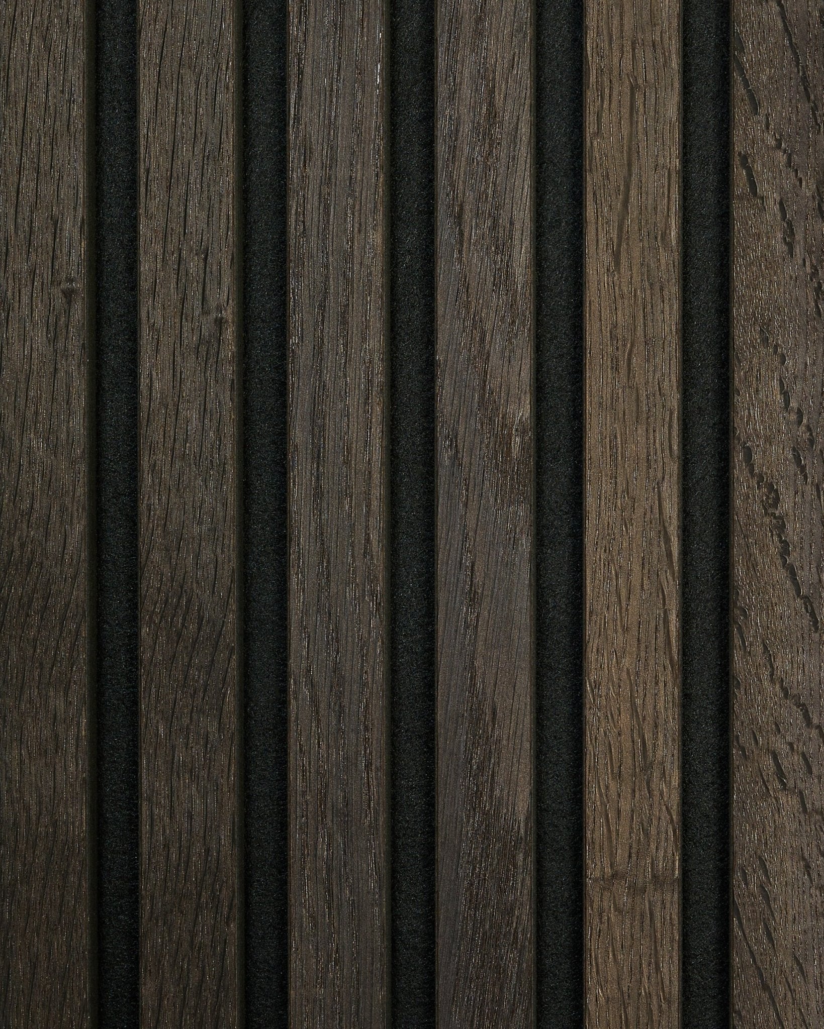 Primer plano de la muestra WoodUpp Akupanel Rustic en Smoked Oak, con lamas acústicas vertical en tonos brown claros y oscuros, con finas separaciones black.
