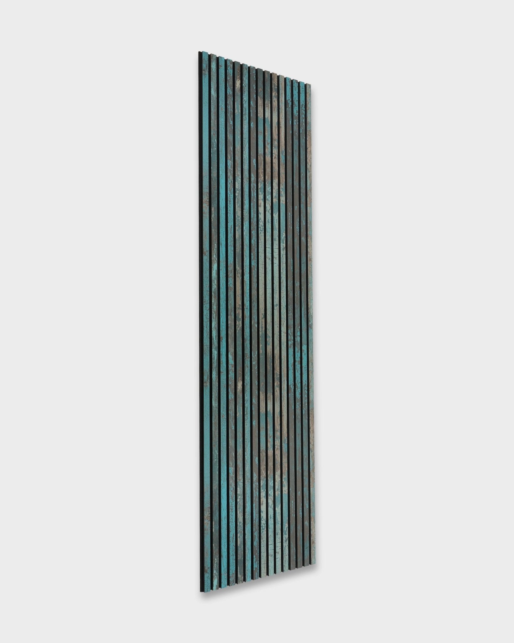 WoodUpp Akupanel Rebel en Oxide Blue (240x60 cm), un Panel acústico nórdico con vertical lamas de madera en azul, verde y brown.