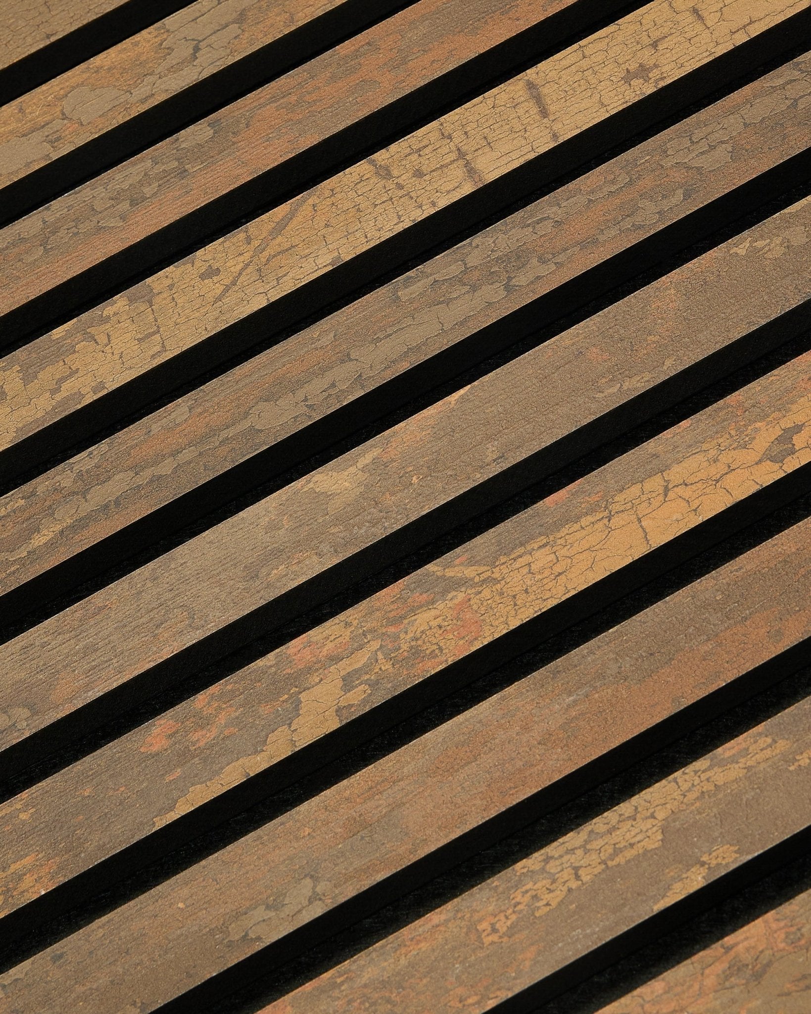 Primer plano de WoodUpp Rebel Akupanel en Oxide Copper, 240x60 cm, que muestra un diseño lineal de Panel acústico con listones y ranuras estrechas para mejorar la absorción acústica.