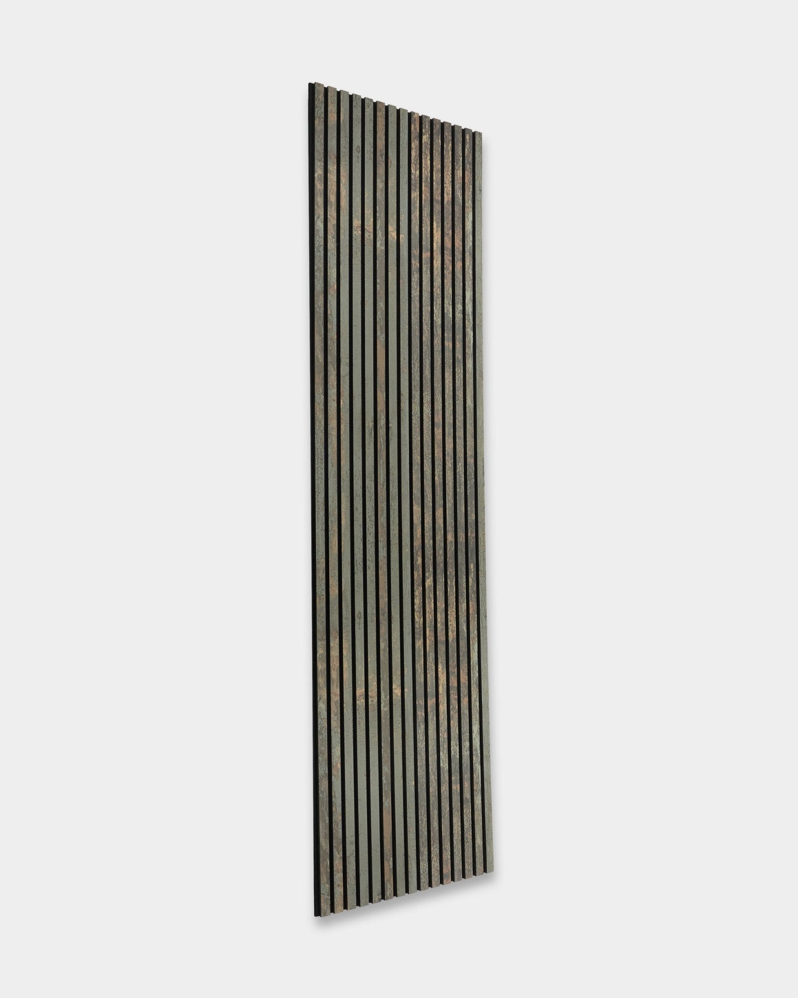 Rebel Akupanel en Oxide Grey de WoodUpp es un Panel acústico de 240x60 cm con vertical black y lamas grises, diseñado para la absorción acústica y un aspecto rústico y desgastado.