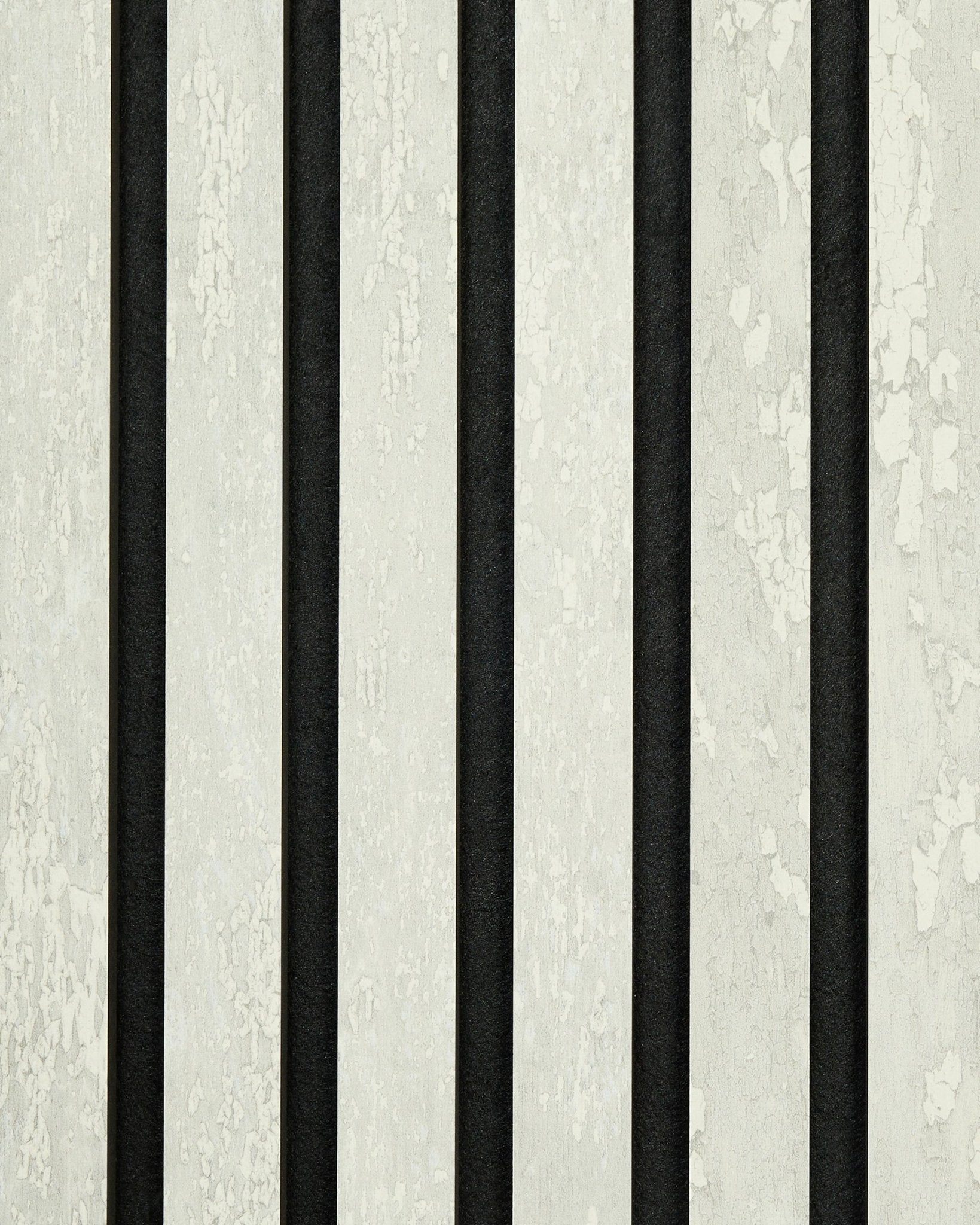Muestra Akupanel en Rebel | White Oxide de WoodUpp, con un marcado efecto black y franjas en blanco roto texturizadas con un aspecto desgastado, como de pintura descascarillada.