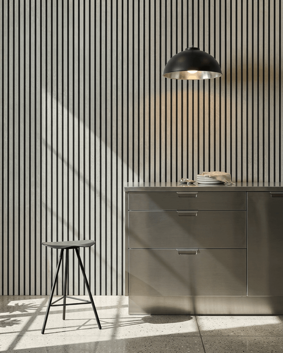 Cocina minimalista con un WoodUpp Akupanel Panel acústico en Oxide White con fieltro Black, 240x60 cm, como revestimiento de pared de lamas vertical.