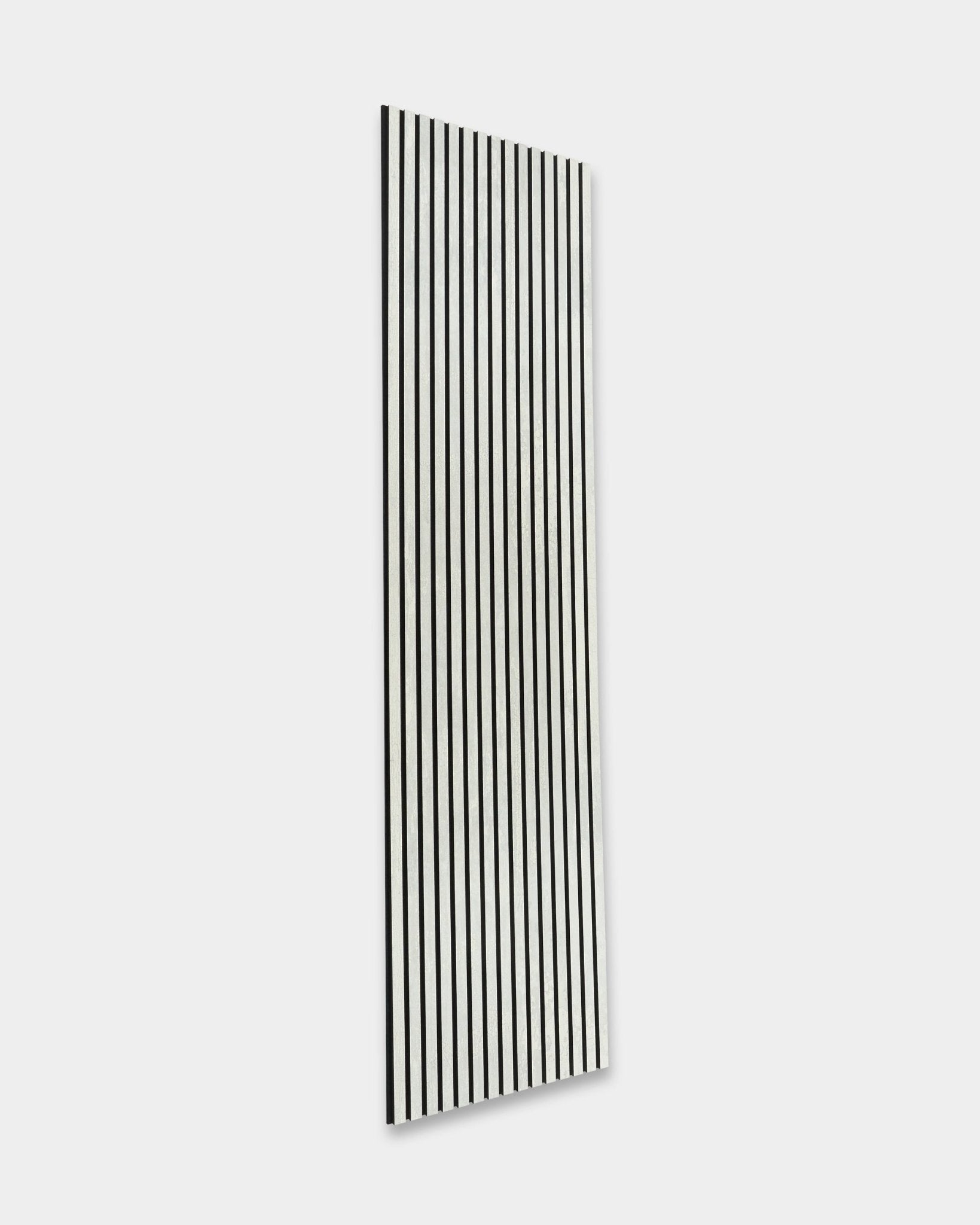 WoodUpp Rebel Akupanel en Oxide White (240 x 60 cm) con lamas black vertical, que mejoran la acústica de la estancia sobre un fondo gris claro. Diseño nórdico minimalista.