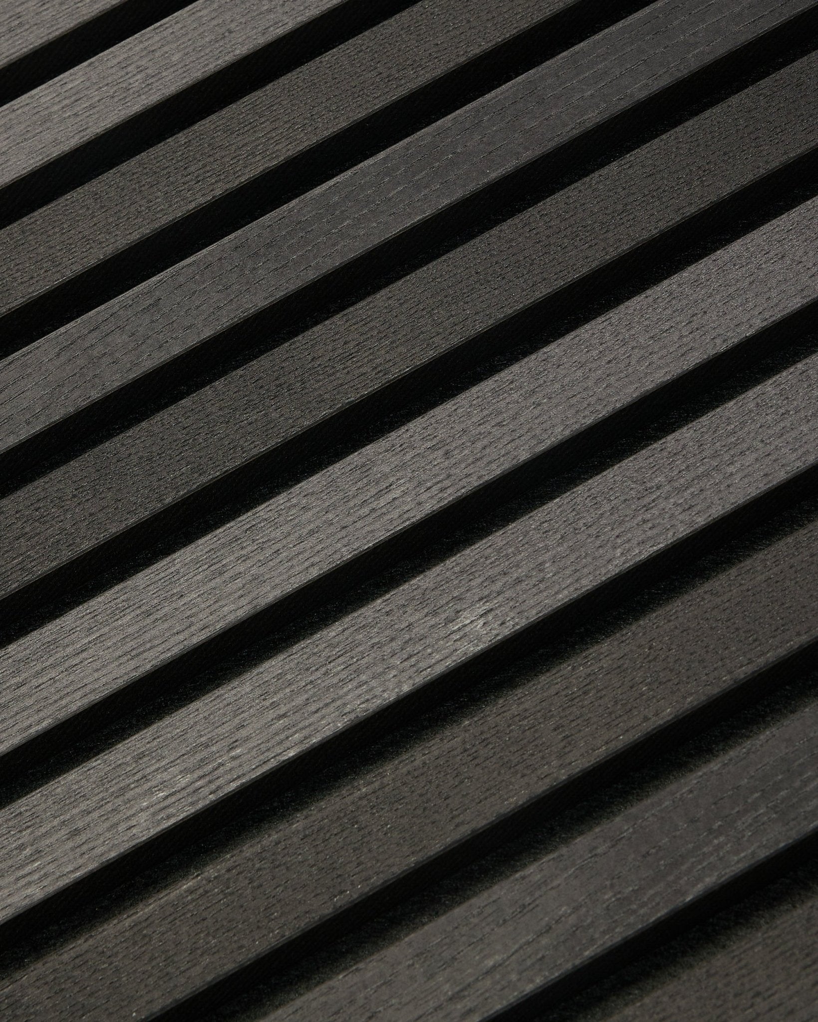 Tonal Akupanel en Black Ash (300 x 60 cm) de WoodUpp, un Panel acústico diagonal oscuro con lamas texturizadas de inspiración escandinava para paredes interiores.