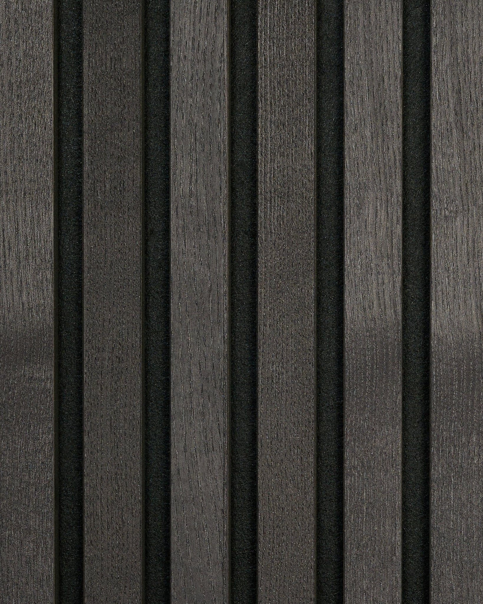Muestra WoodUpp Tonal Black Ash Panel acústico con lamas de madera oscuras de vertical y estrechos espacios de black, creando un diseño nórdico minimalista a rayas.