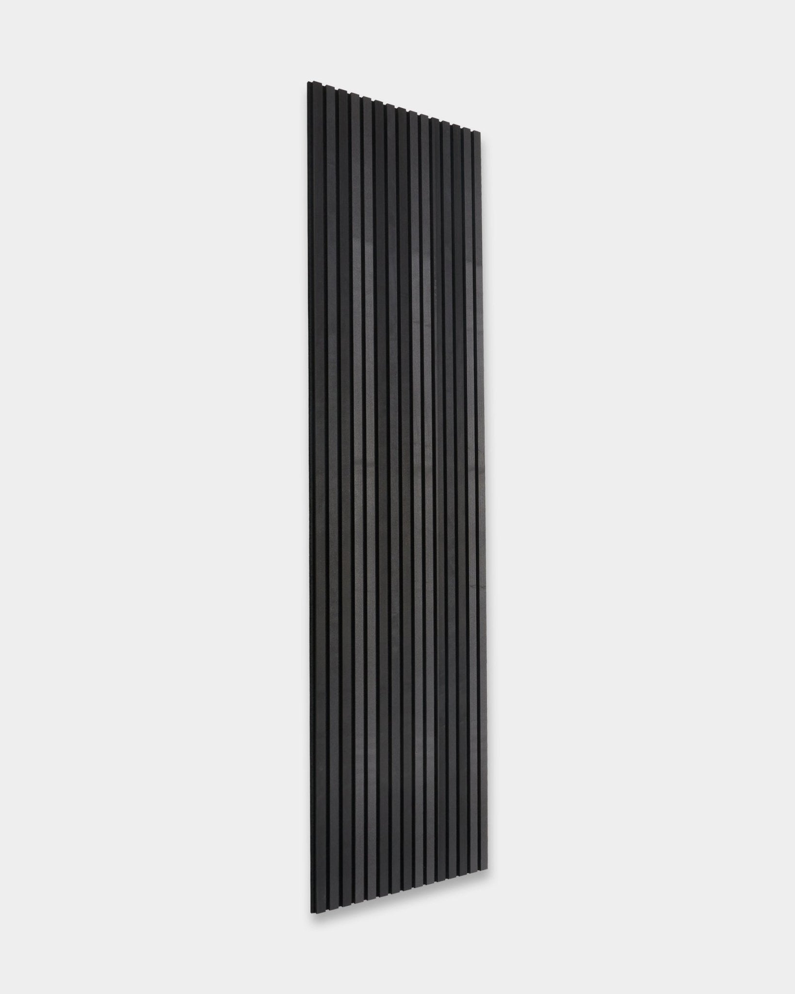 WoodUpp Akupanel Tonal Panel acústico en Black Ash (300x60cm) con lamas vertical instaladas sobre una pared lisa en gris claro, que muestra un diseño escandinavo minimalista.