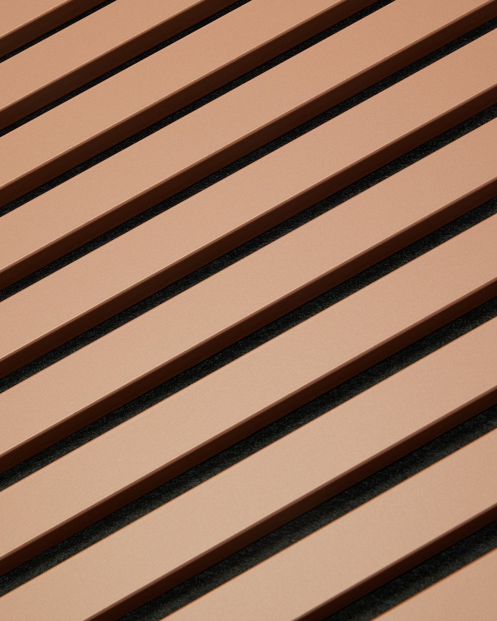 Las lamas diagonales brown y black forman un patrón de rayas en un Hue | Akupanel / Clay Panel acústico de 240 x 60 cm de WoodUpp, con un estilo de diseño nórdico.