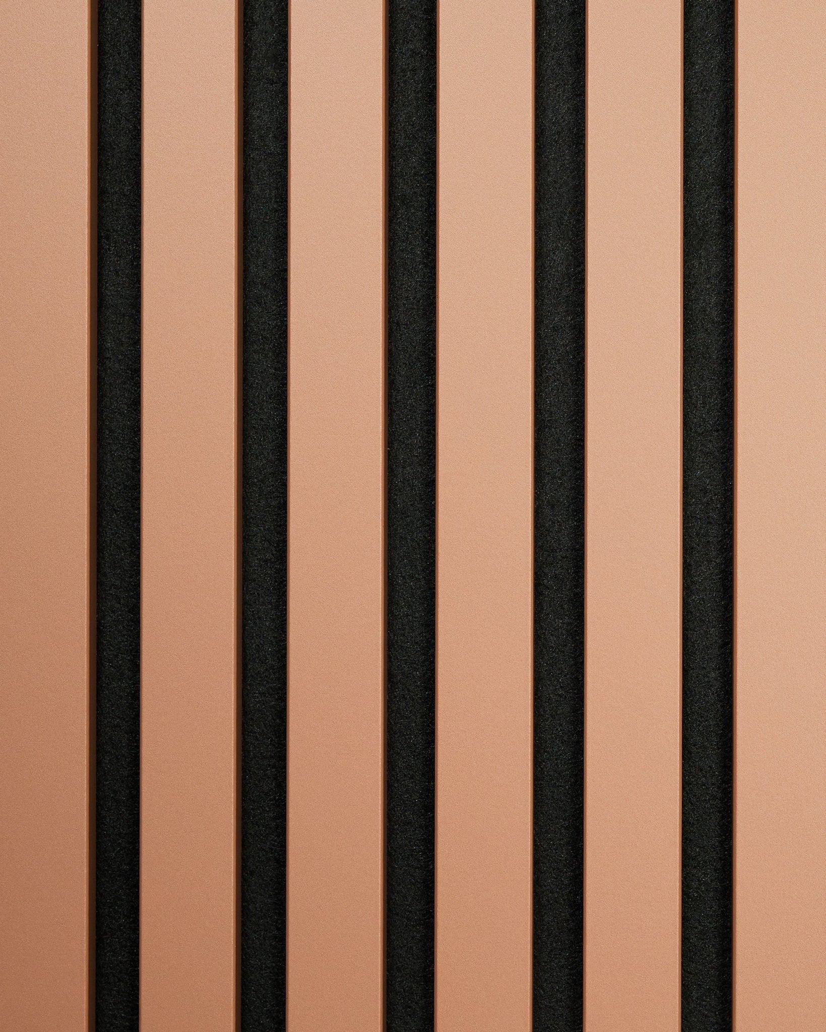 Hue | Sample / Clay de WoodUpp muestra paneles acústicos vertical claros brown y black en un patrón minimalista de rayas que resalta el diseño nórdico.