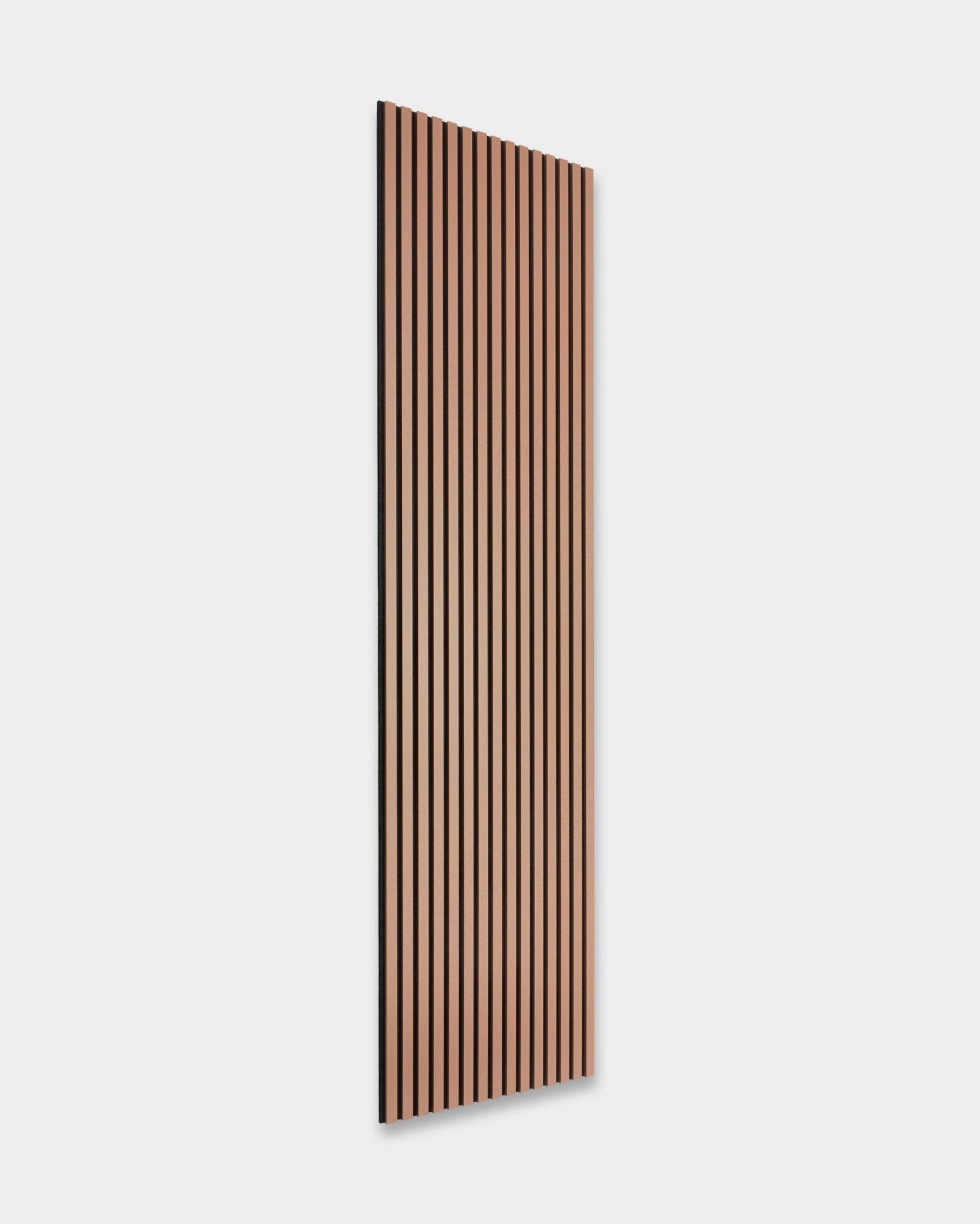 Panel acústico de madera Clay de WoodUpp (240 x 60 cm) con lamas vertical, colocado en ángulo sobre un fondo liso y claro, que refleja un diseño nórdico minimalista.