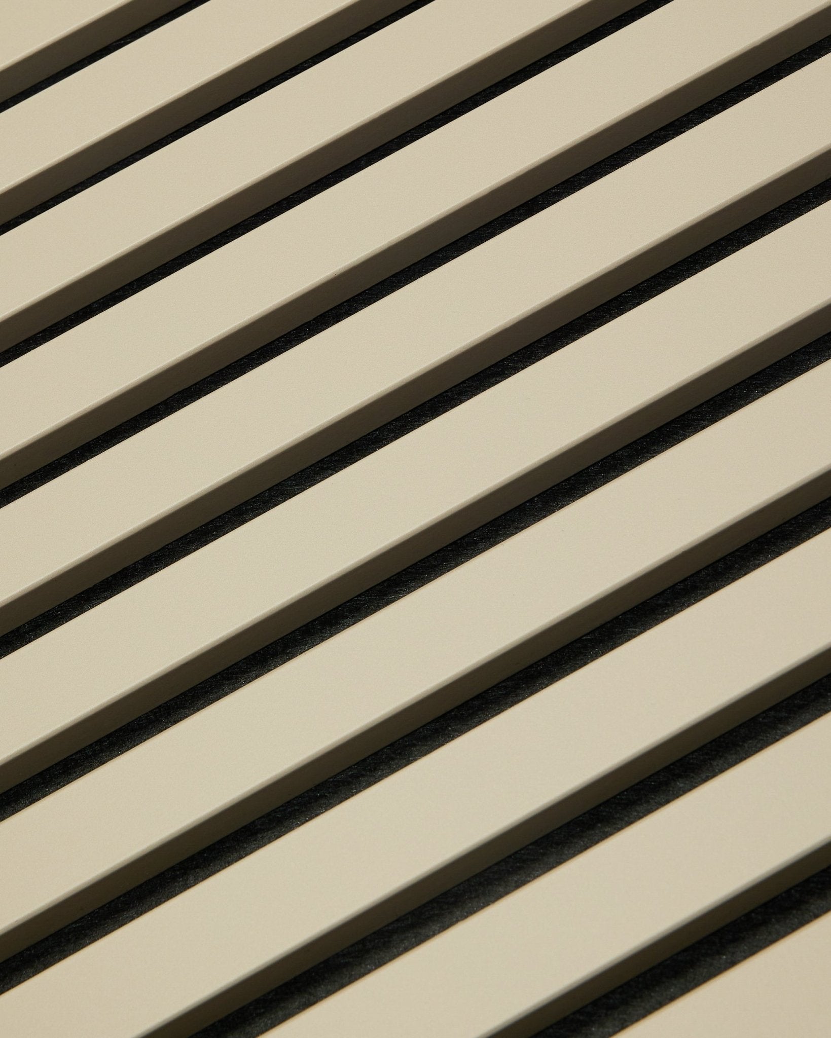 Hue Akupanel / Stone de WoodUpp, un beige Panel acústico con patrón geométrico de listones, 240 x 60 cm, diseñado para mejorar la acústica en espacios interiores.