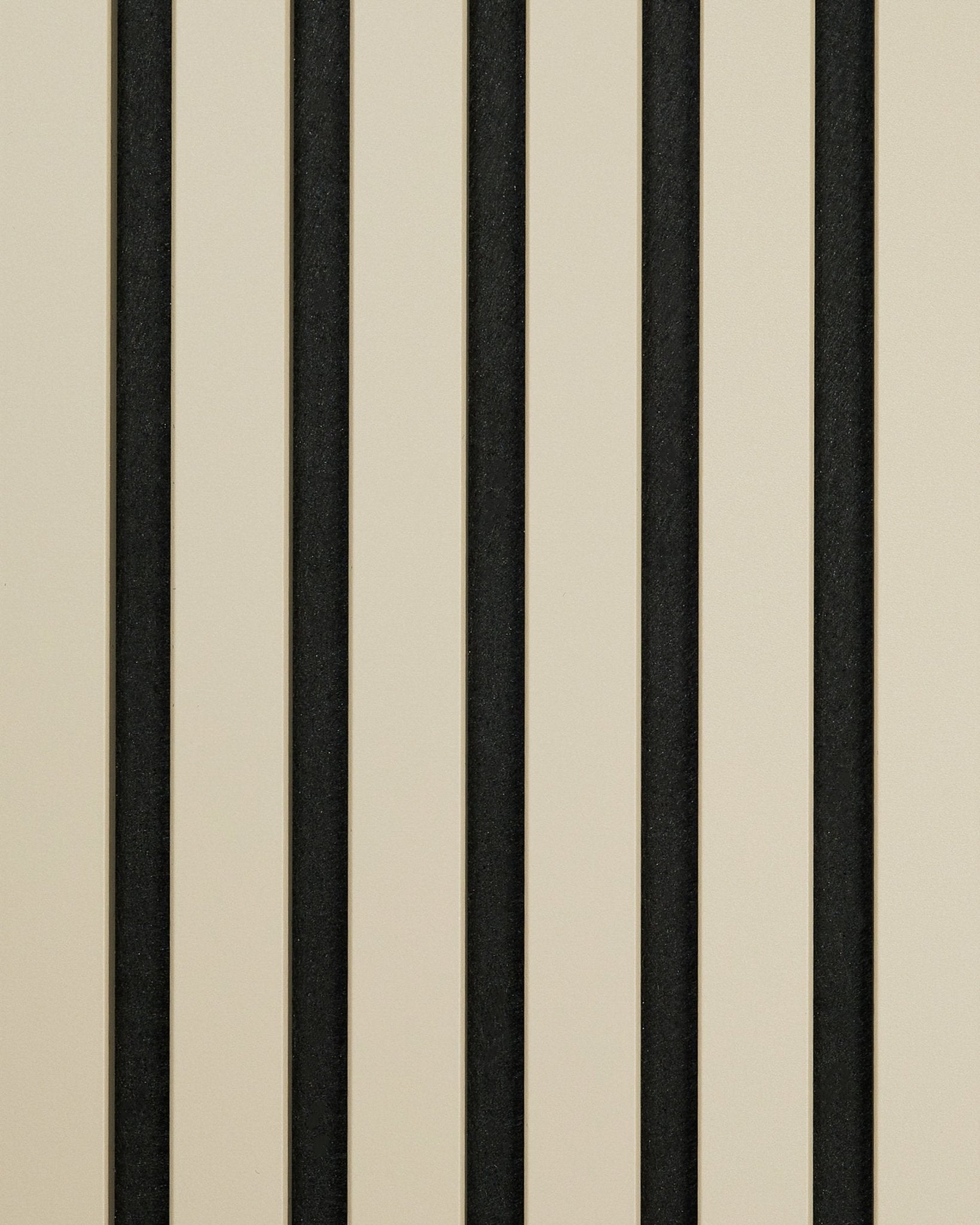 Patrón geométrico minimalista de franjas beige y black en el panel acústico de madera Hue | Sample / Stone de WoodUpp.