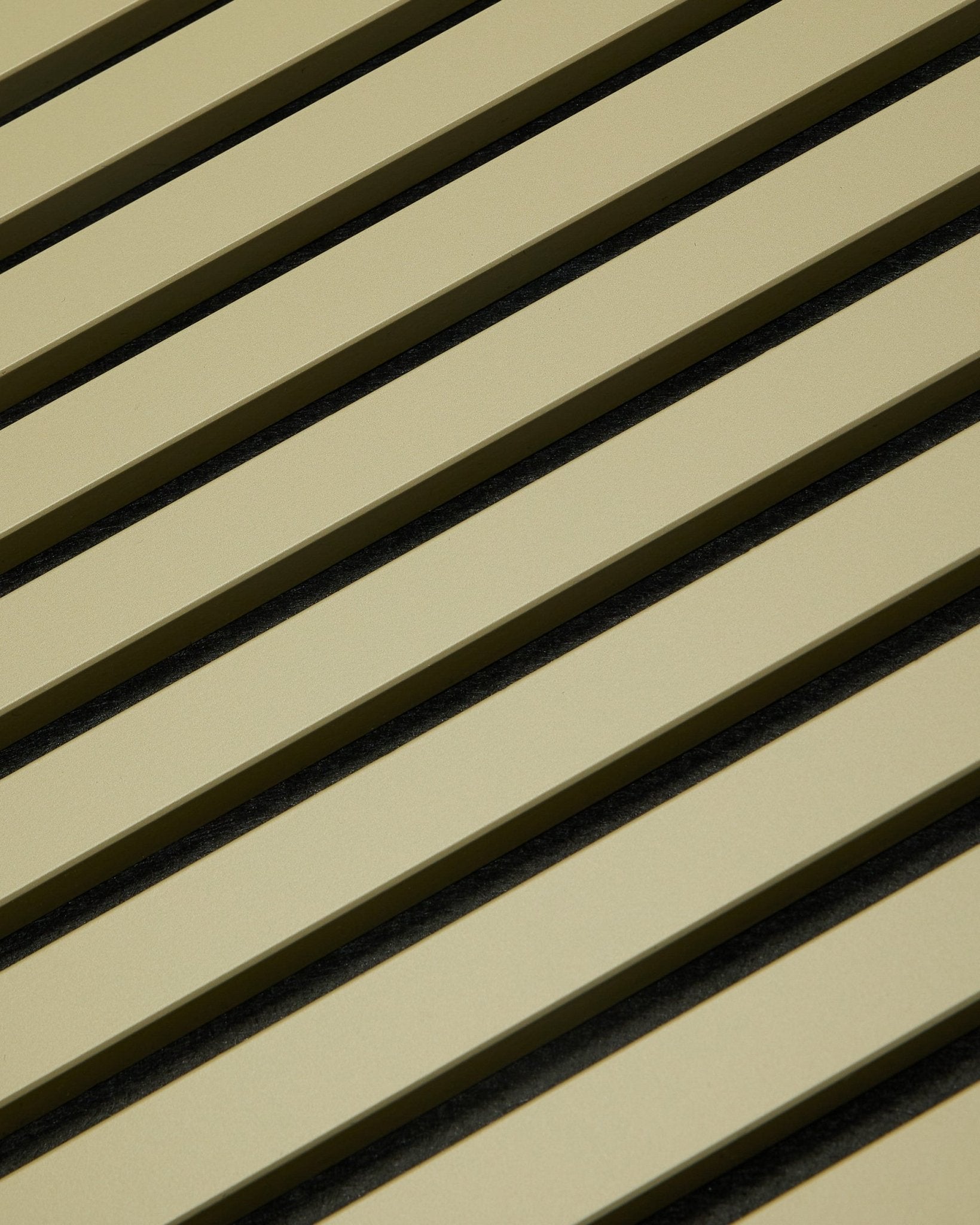 WoodUpp Hue Akupanel Moss (240 x 60 cm) Panel acústico con listones de madera beige y huecos oscuros, creando un patrón geométrico a rayas para la absorción acústica.