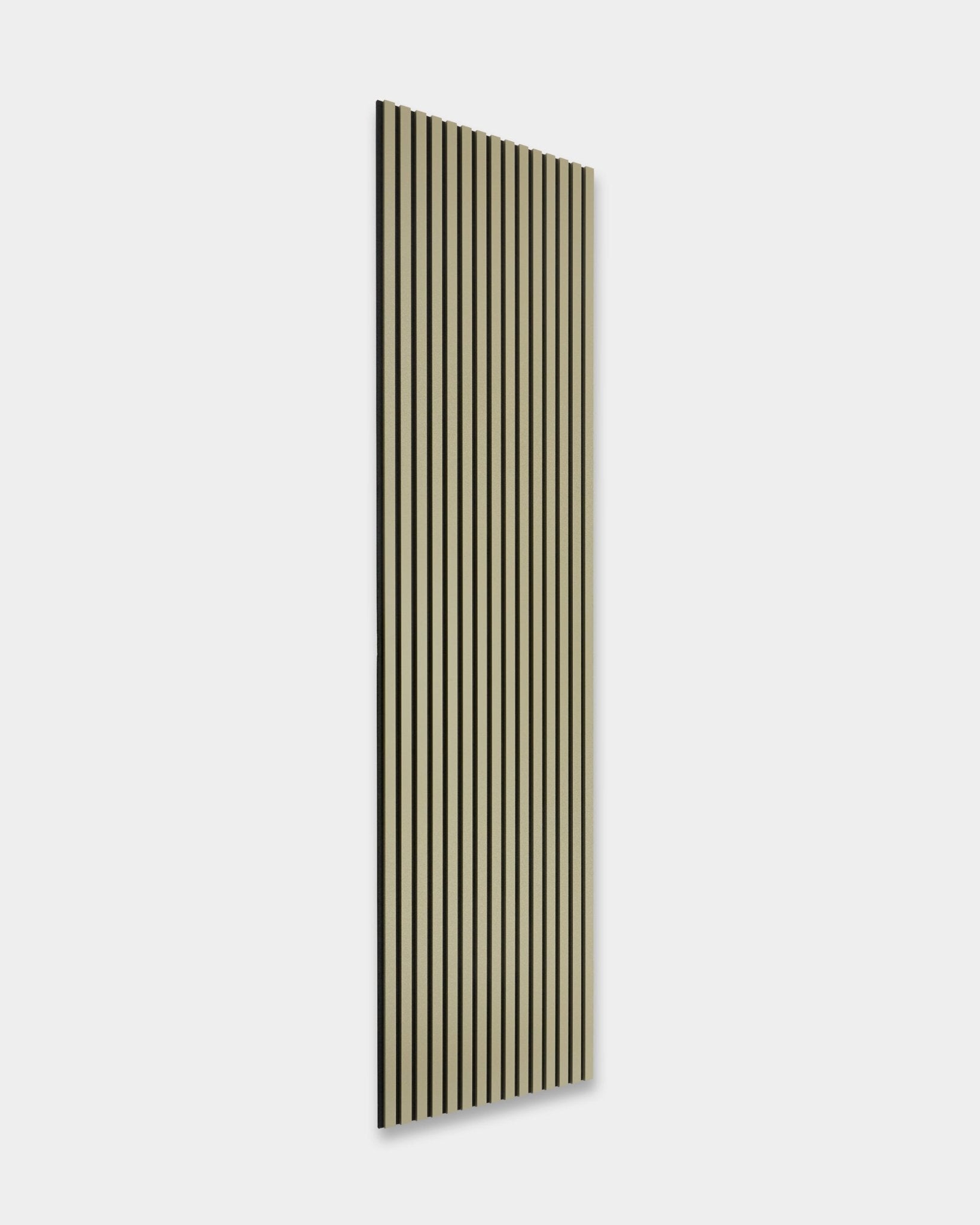El Hue Akupanel en Moss de WoodUpp, 240x60 cm, presenta listones acústicos de madera vertical black y beige sobre un fondo gris claro para la absorción acústica.