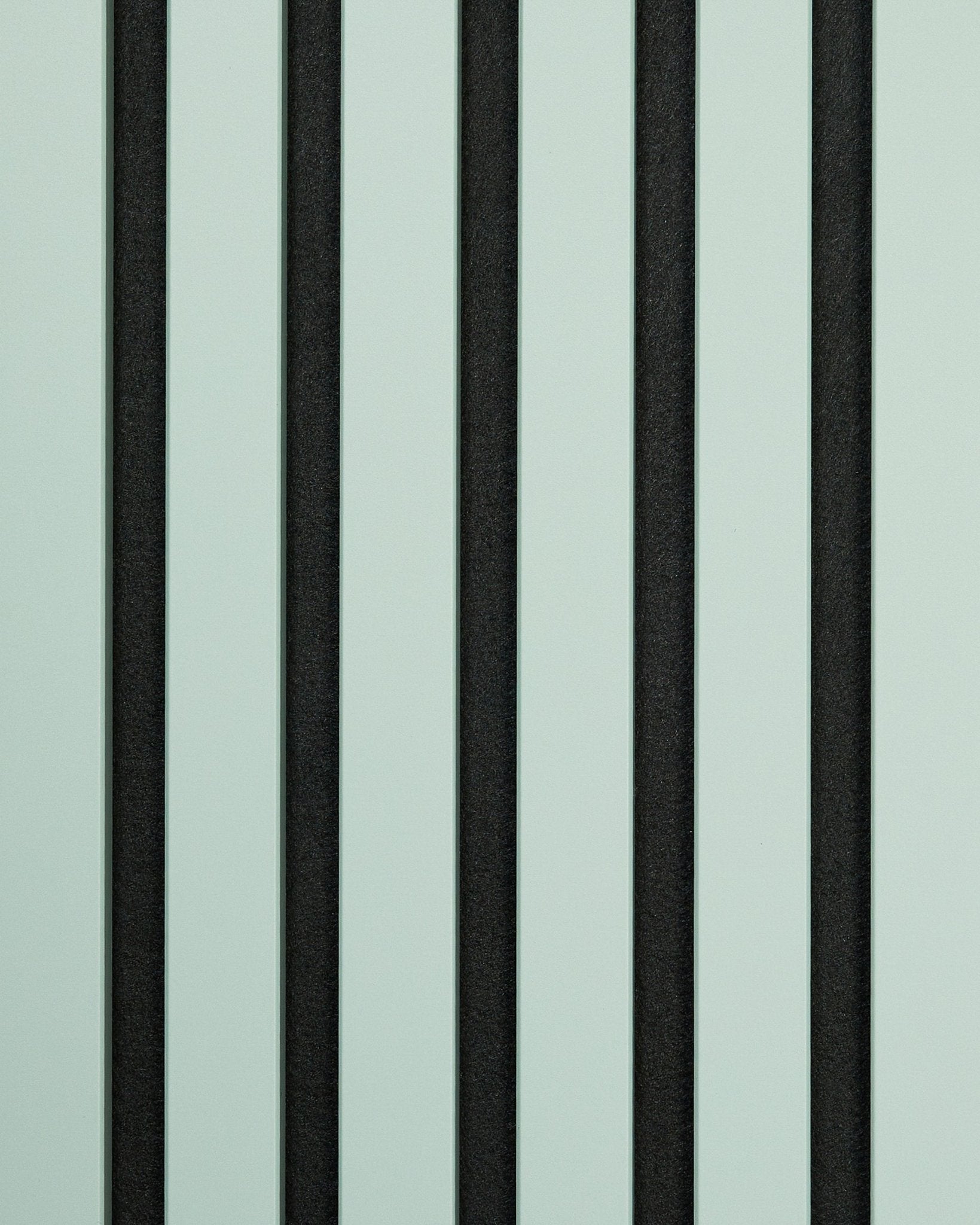 Muestra WoodUpp Hue/Cloud Panel acústico que muestra vertical con franjas alternas black y verde claro para lograr un efecto geométrico sencillo y marcado.
