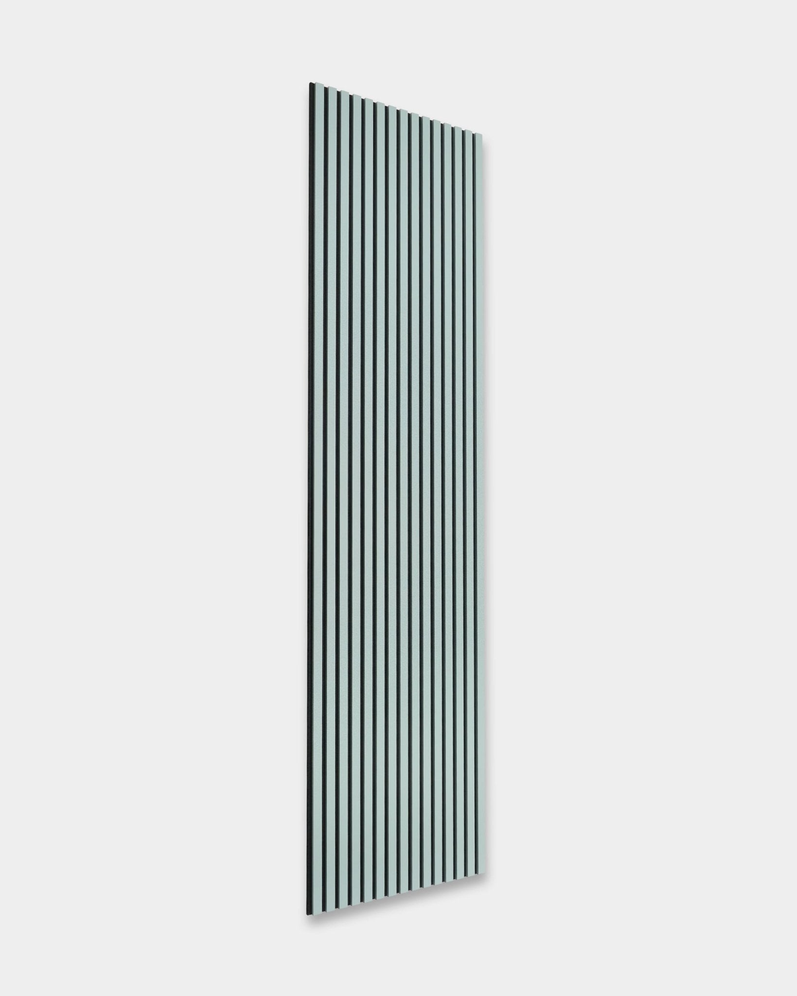 WoodUpp Hue Akupanel en Cloud, 240 x 60 cm, con vertical black y lamas blancas sobre un fondo gris claro para mayor confort acústico. Diseño nórdico minimalista.