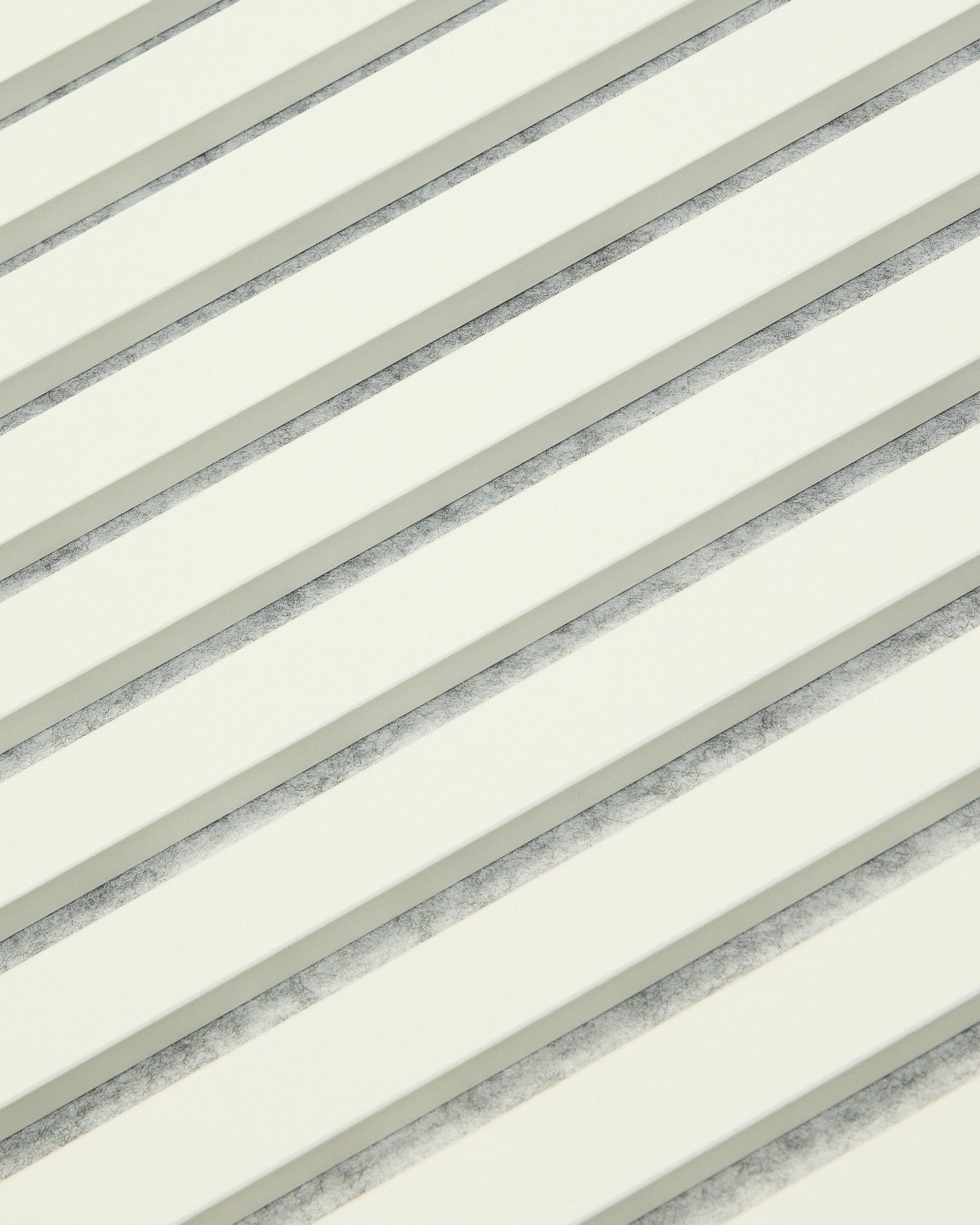 WoodUpp Akupanel Snow (240 x 60 cm) es un Panel acústico blanco con lamas espaciadas de forma uniforme y sutiles sombras grises, diseñado para interiores nórdicos modernos.