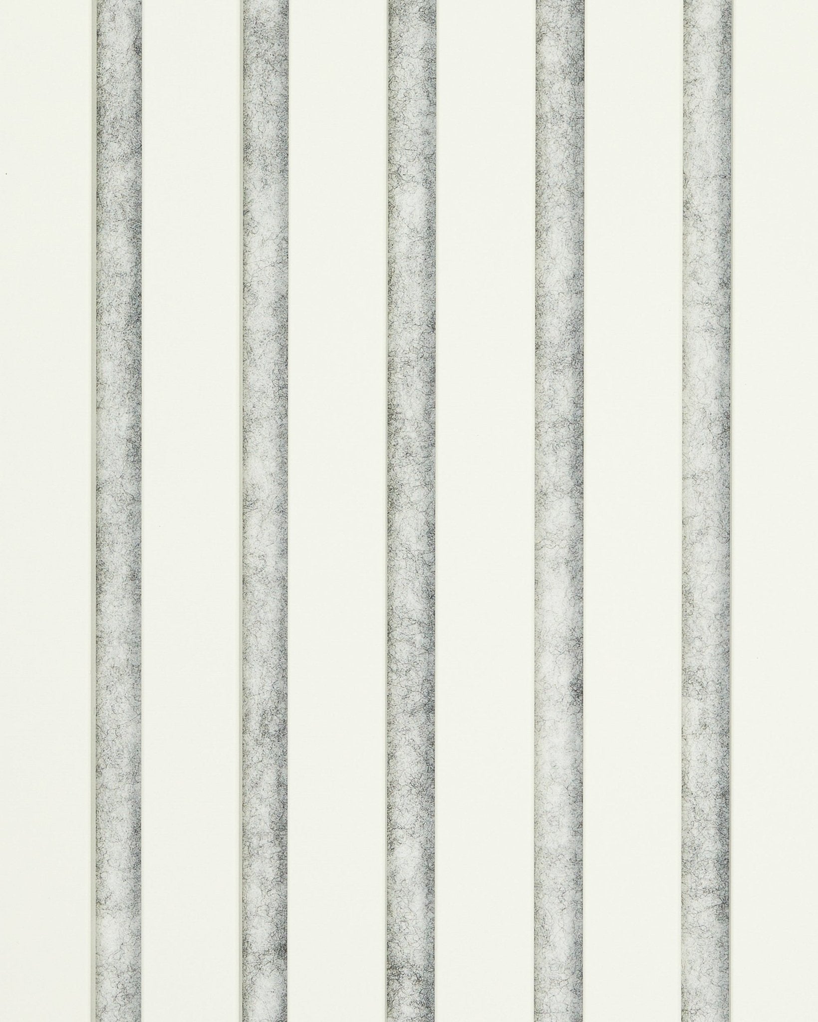 Hue | Muestra / Snow Panel acústico de WoodUpp presenta vertical rayas grises y blancas sobre un fondo claro, con un diseño minimalista de inspiración nórdica.