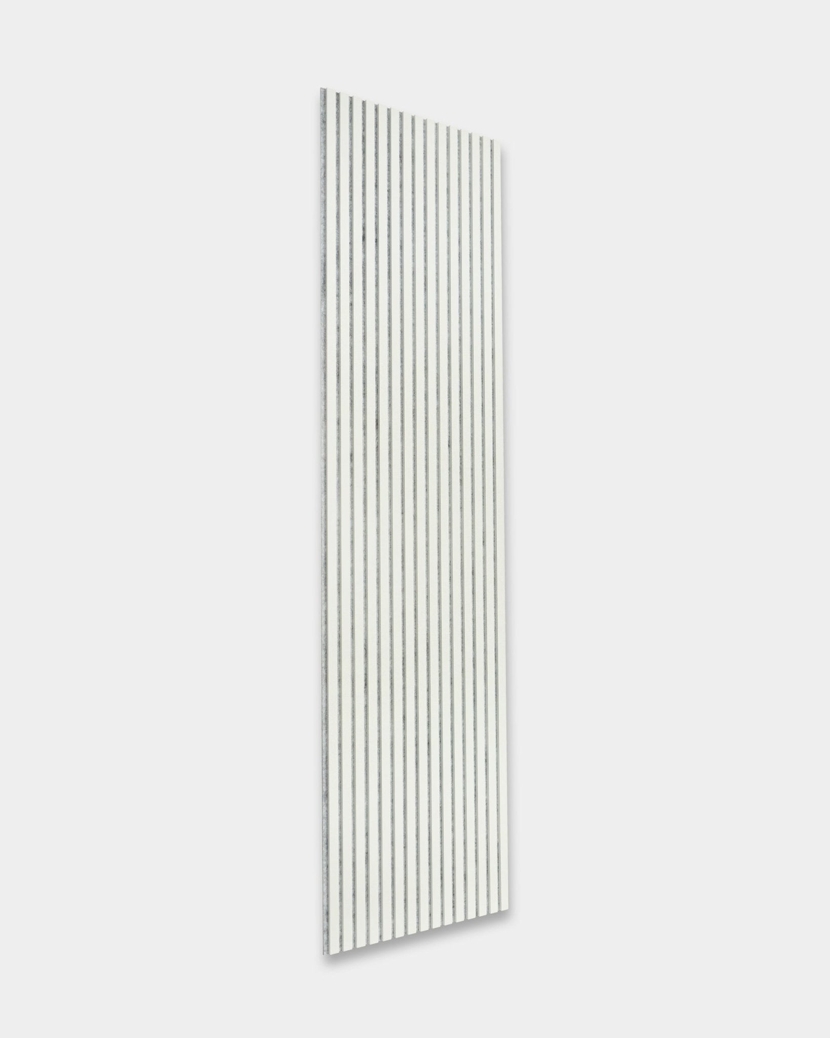 Akupanel Snow de WoodUpp, un panel acústico de lamas blanco con ranuras black (240 x 60 cm), montado en una pared gris claro para mejorar el sonido.