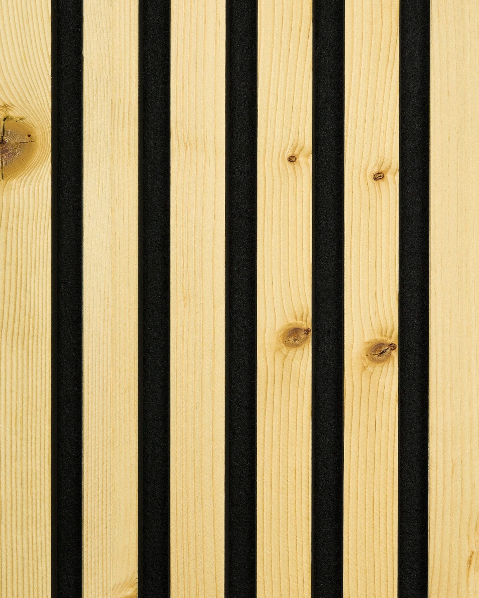 Primer plano de la muestra WoodUpp Akupanel en acabado Rustic Alp, con ranuras vertical black que separan lamas de madera clara para un diseño nórdico Panel acústico.