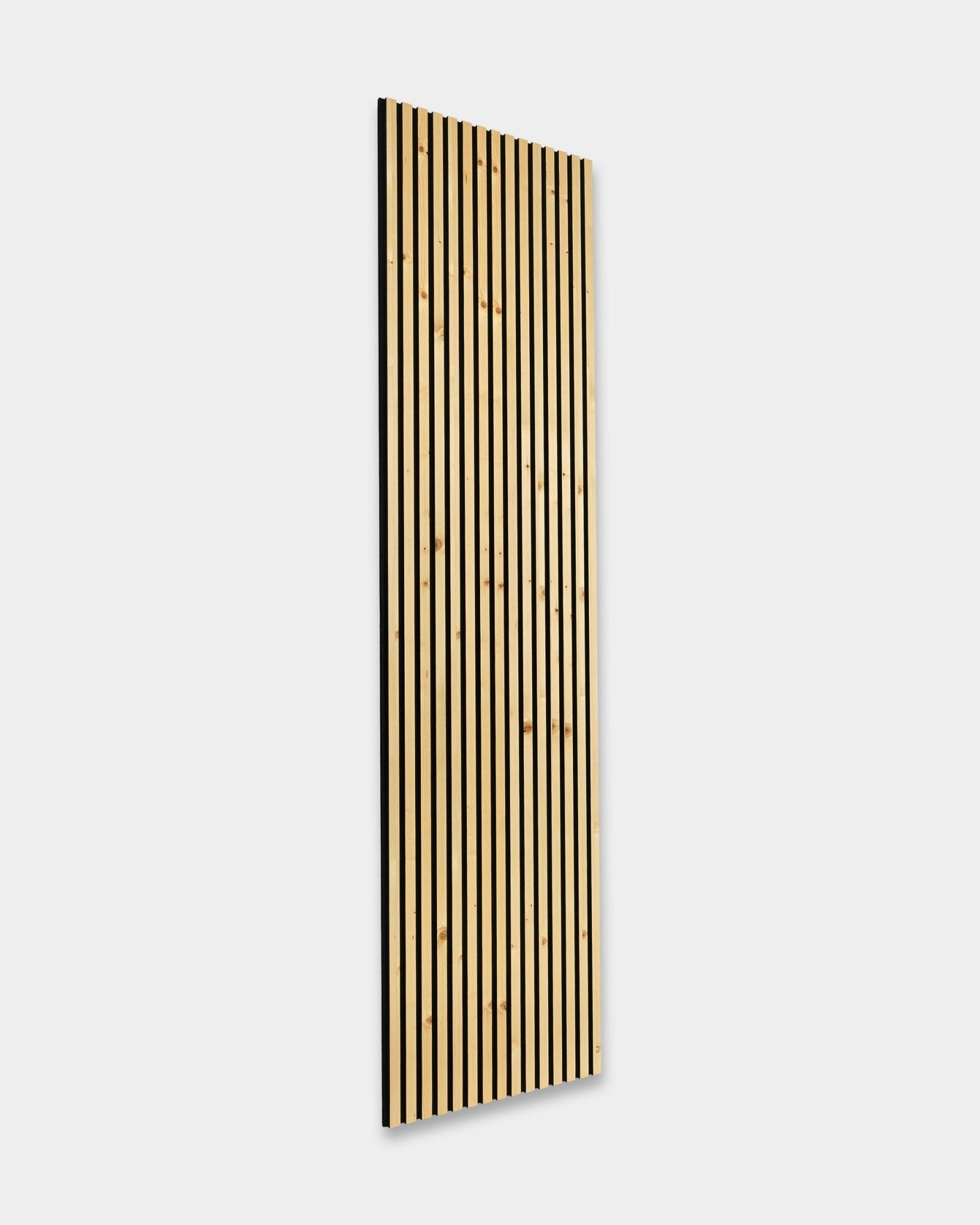 El Rustic Akupanel / Alp de WoodUpp es un Panel acústico alto de madera clara, con lamas vertical y diseño nórdico, presentado sobre un fondo blanco liso.