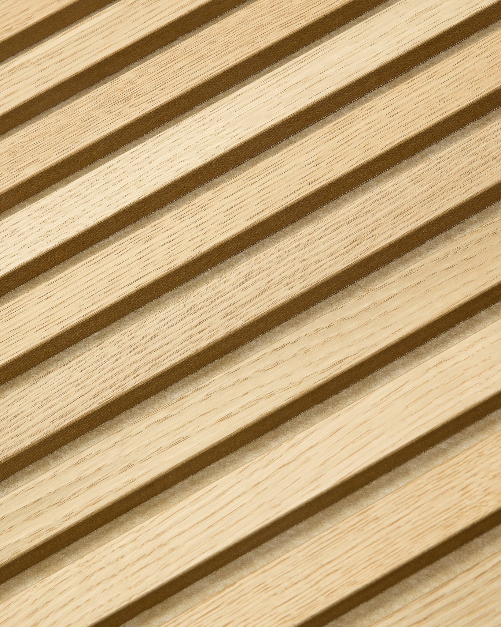 Primer plano de WoodUpp Akupanel Tonal en Classic Oak, 240 x 60 cm, con lamas acústicas diagonales de madera clara y un patrón nórdico de rayas.