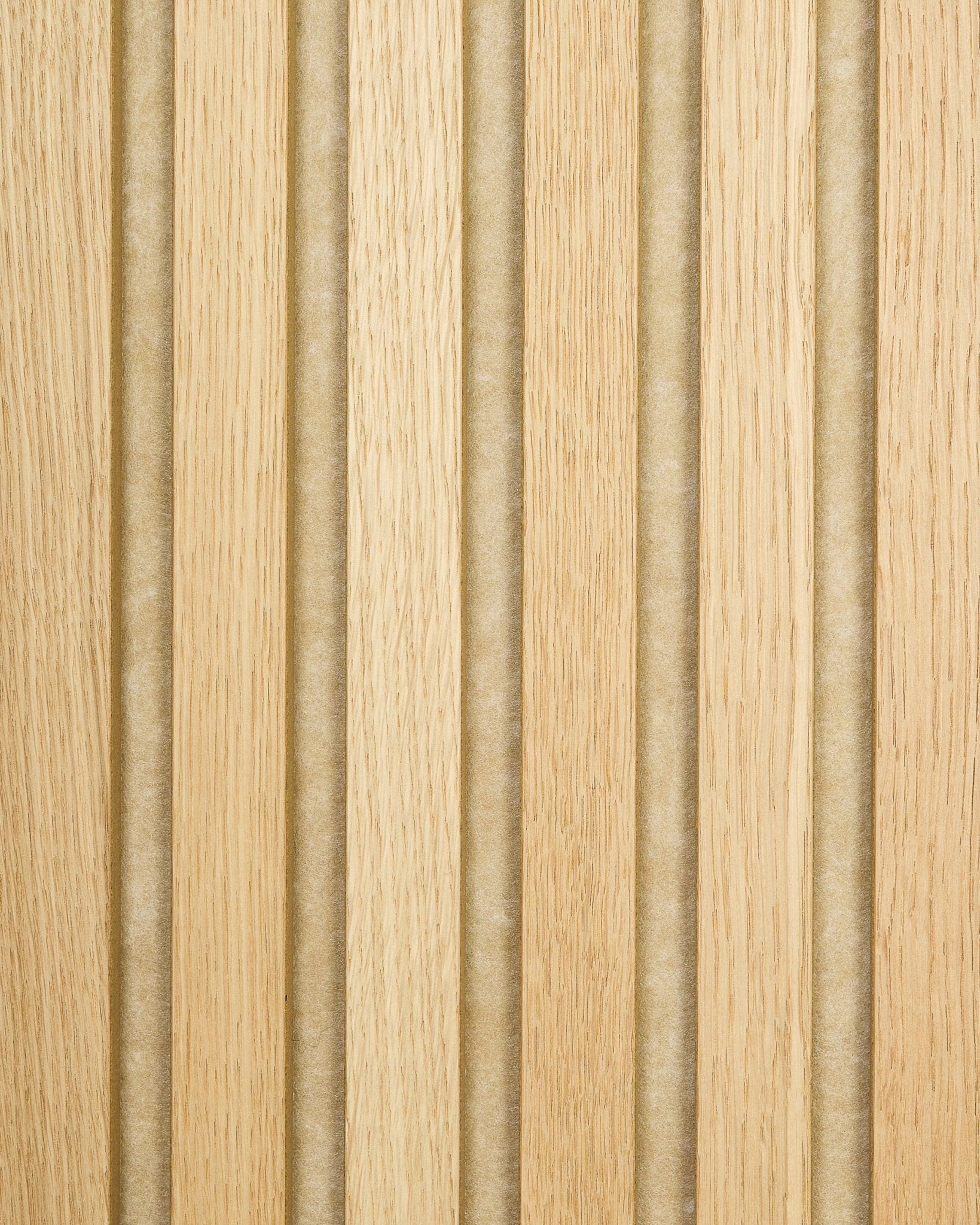 Muestra de Akupanel en Classic Oak con respaldo de fieltro beige, con lamas acústicas de madera de roble claro y ranuras vertical para una superficie rayada y con textura.