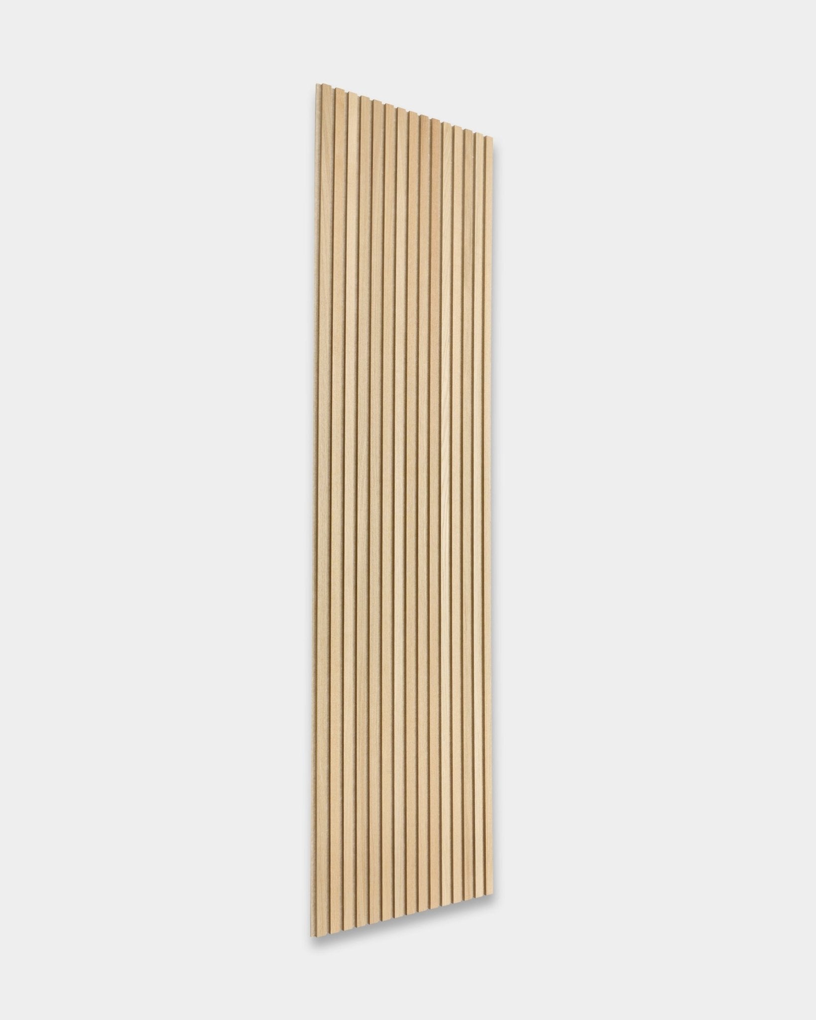 Akupanel Classic Oak Panel acústico de WoodUpp, 300 x 60 cm, presenta lamas nórdicas vertical y un diseño escandinavo minimalista sobre fondo blanco.