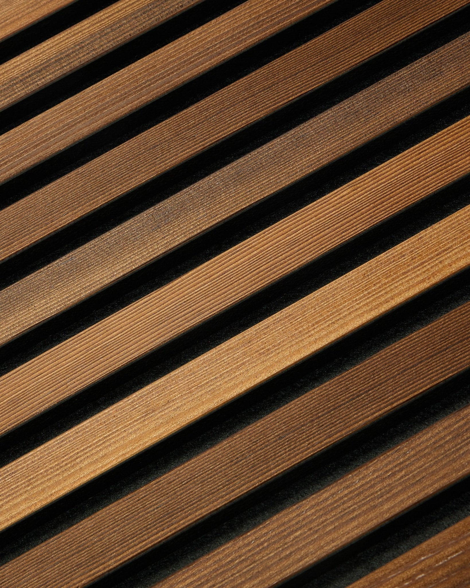 WoodUpp Akupanel Rustic en Smoked Larch (240x60 cm) presenta lamas acústicas diagonales brown que crean un aspecto nórdico a rayas con un sutil juego de sombras.