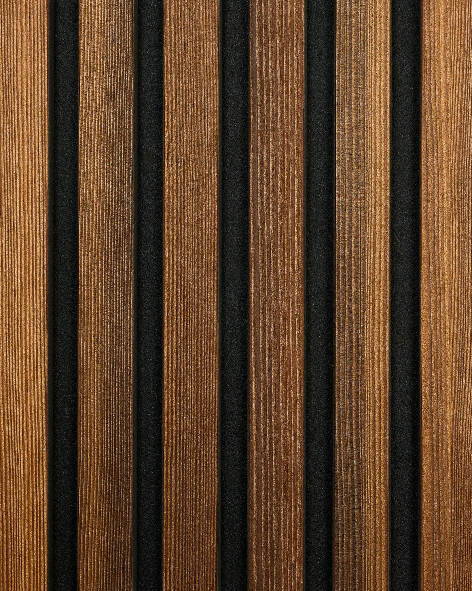 Muestra Rustic de WoodUpp Akupanel en alerce ahumado, con listones acústicos de madera vertical con veta natural y ranuras black, que resaltan un diseño nórdico.