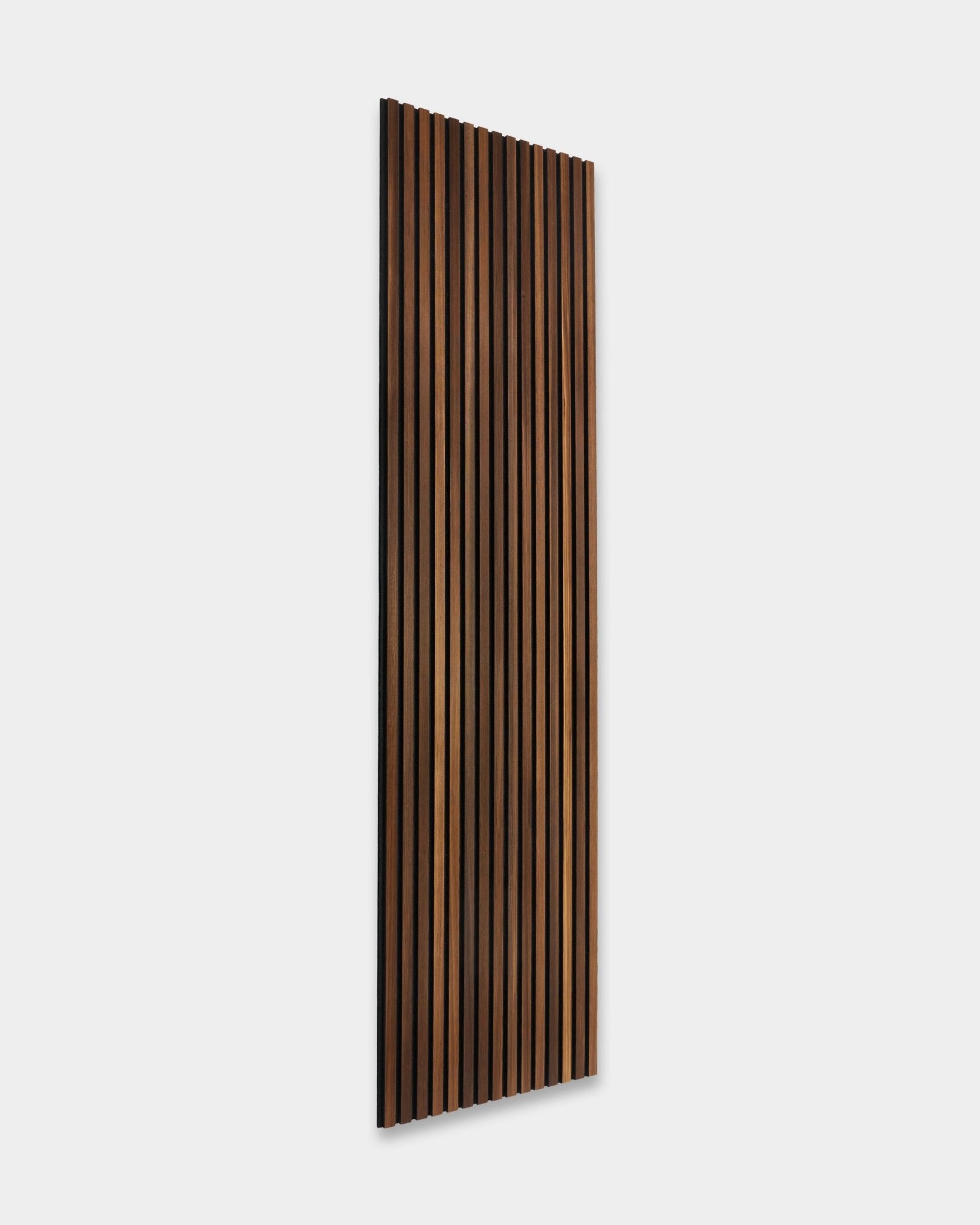 WoodUpp Akupanel Rustic en Smoked Larch, 240x60 cm, con lamas de madera vertical y un estilo de diseño escandinavo sobre un fondo liso gris claro.