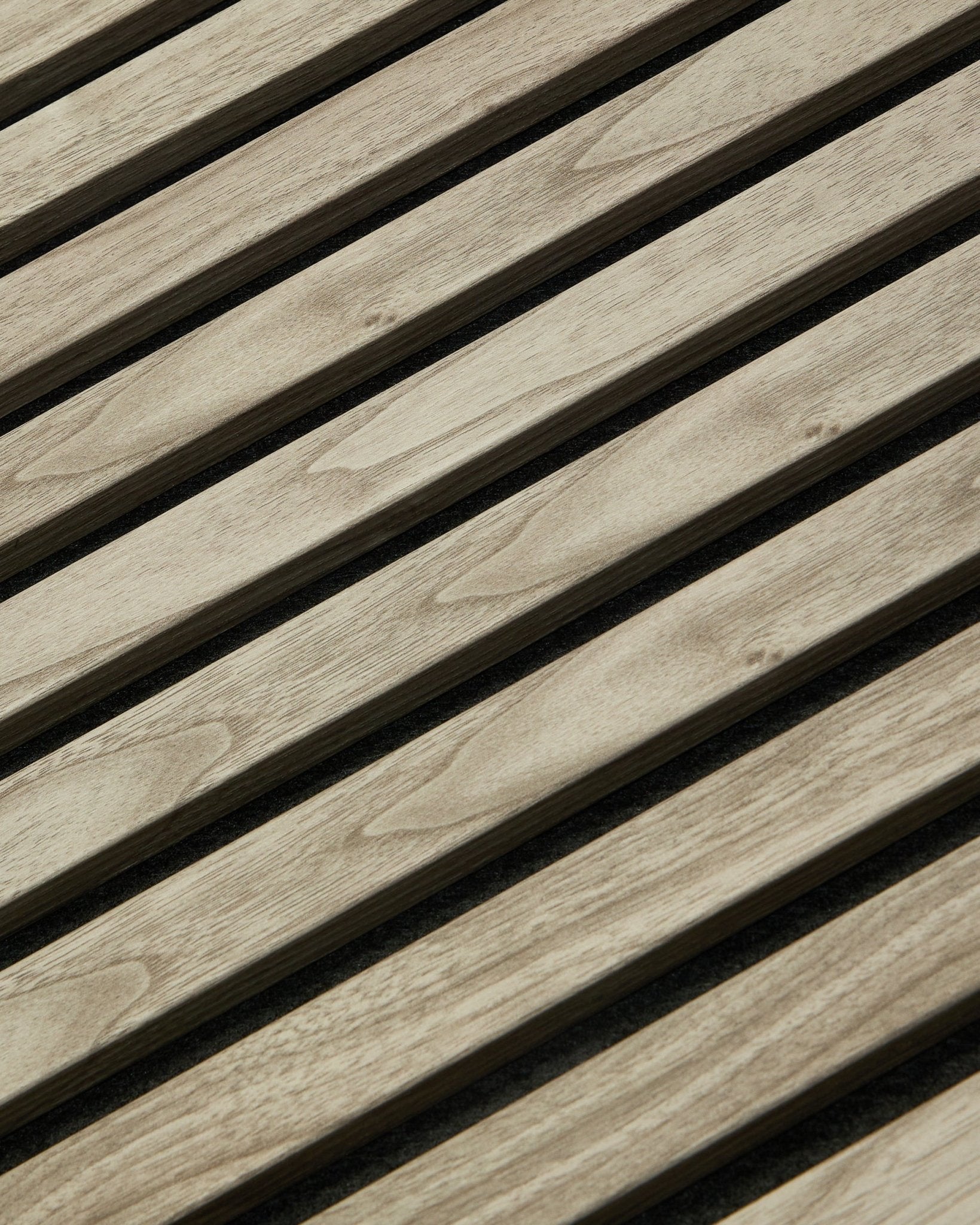 WoodUpp Akupanel Essential en Weathered Oak (240x60 cm) con veta de madera visible y lamas vertical espaciadas de forma uniforme sobre un soporte de fieltro acústico oscuro.