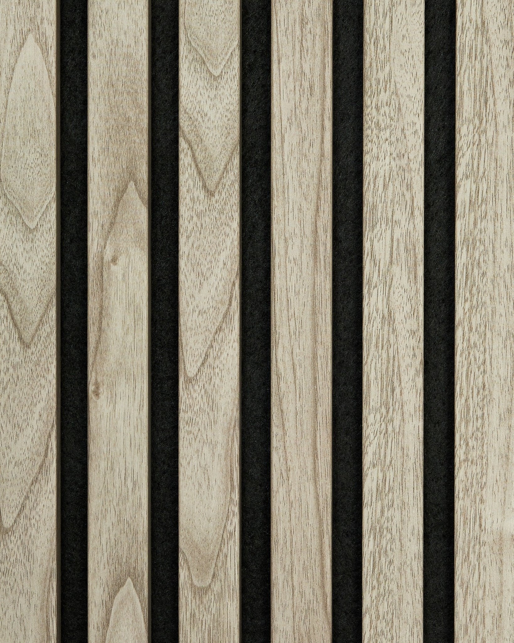 Primer plano de la muestra Akupanel Panel acústico en Weathered Oak de WoodUpp, que muestra vertical lamas de madera con veta natural en un estilo nórdico y minimalista.