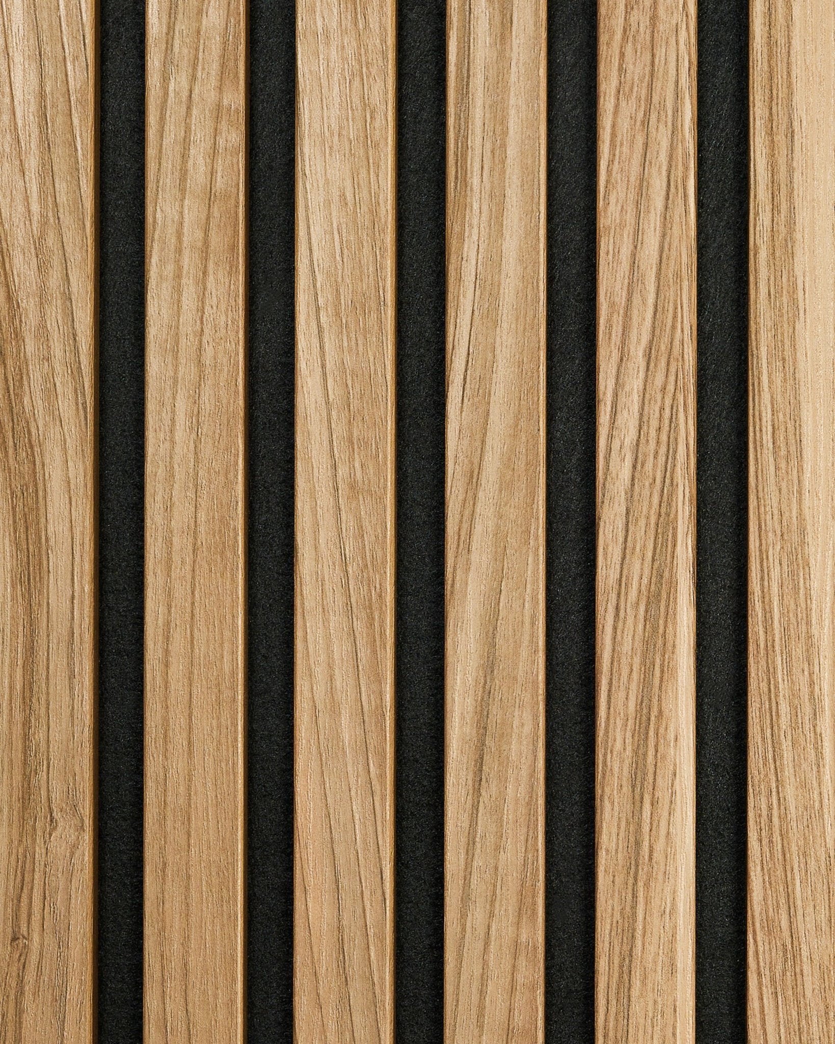 The Essential | Sample / English Walnut de WoodUpp incluye vertical lamas de nogal natural con separaciones de black para lograr un efecto moderno y minimalista.