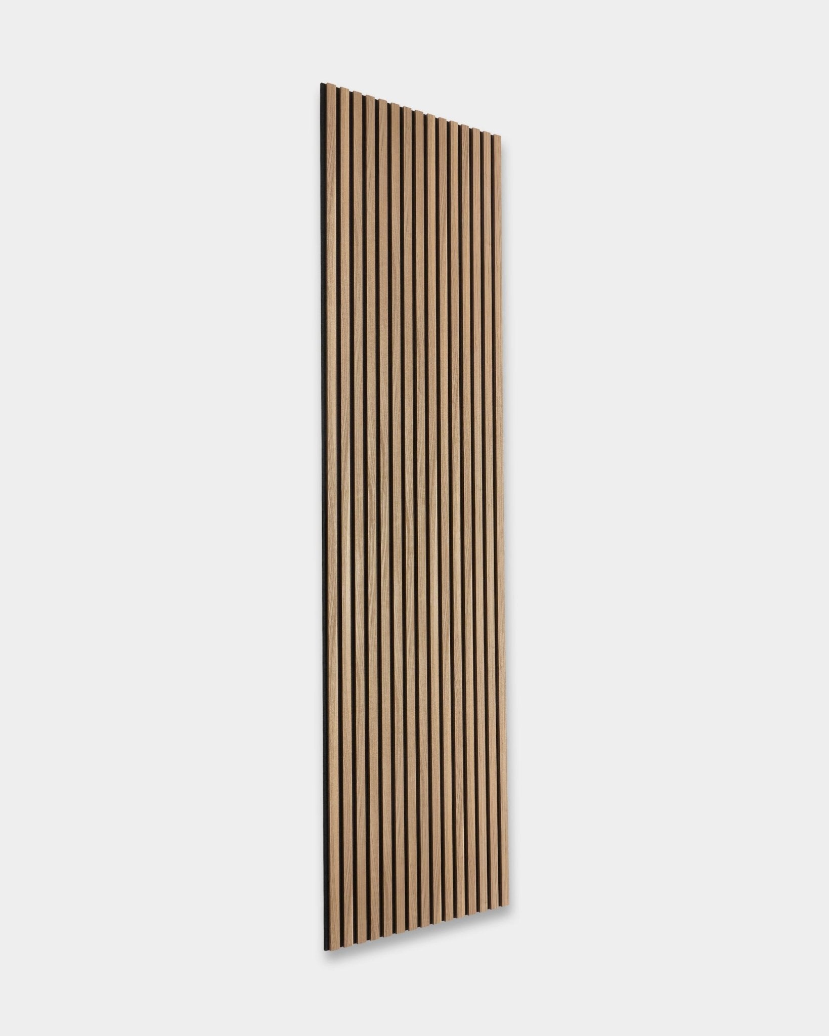 WoodUpp Essential Akupanel en English Walnut, 240 x 60 cm, presenta vertical lamas de madera sobre un fondo liso gris claro. Diseño nórdico de panel acústico de madera.