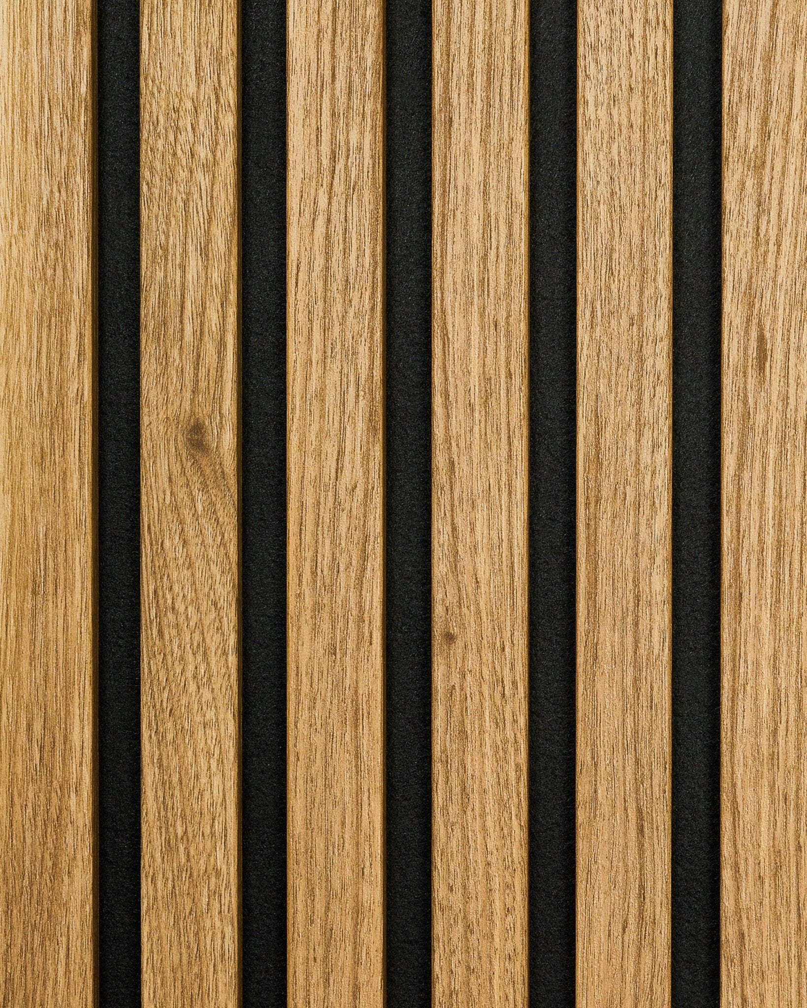 Muestra Akupanel en English Oak de WoodUpp, con lamas de madera vertical, espacios de fieltro black y veta visible natural wood.