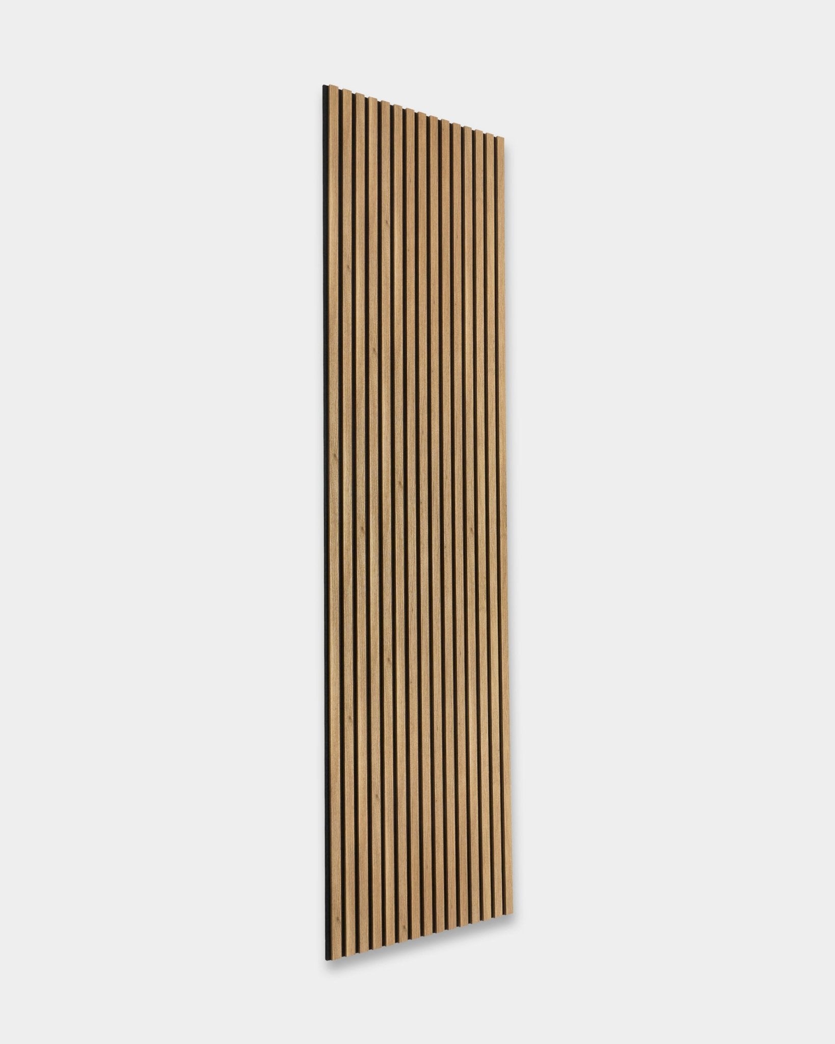 WoodUpp Essential Akupanel en roble inglés (240 x 60 cm) con lamas vertical y fondo claro, diseñado para mejorar el rendimiento acústico.