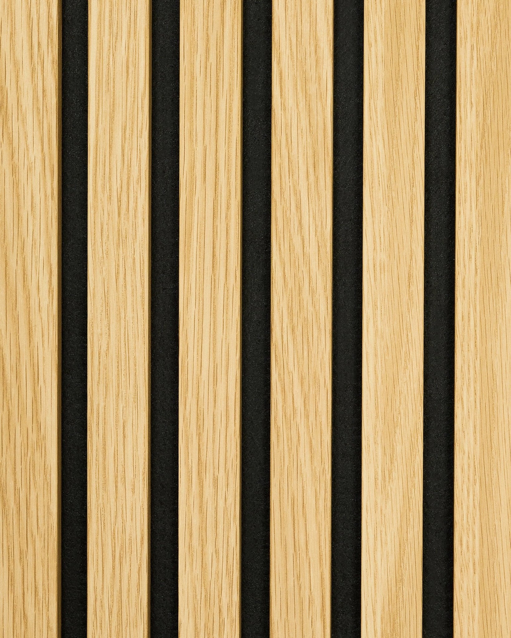 Muestra de Akupanel Panel acústico en Southern Oak con lamas de madera clara vertical y separaciones uniformes black para un aspecto de líneas minimalista, inspirado en el diseño nórdico.